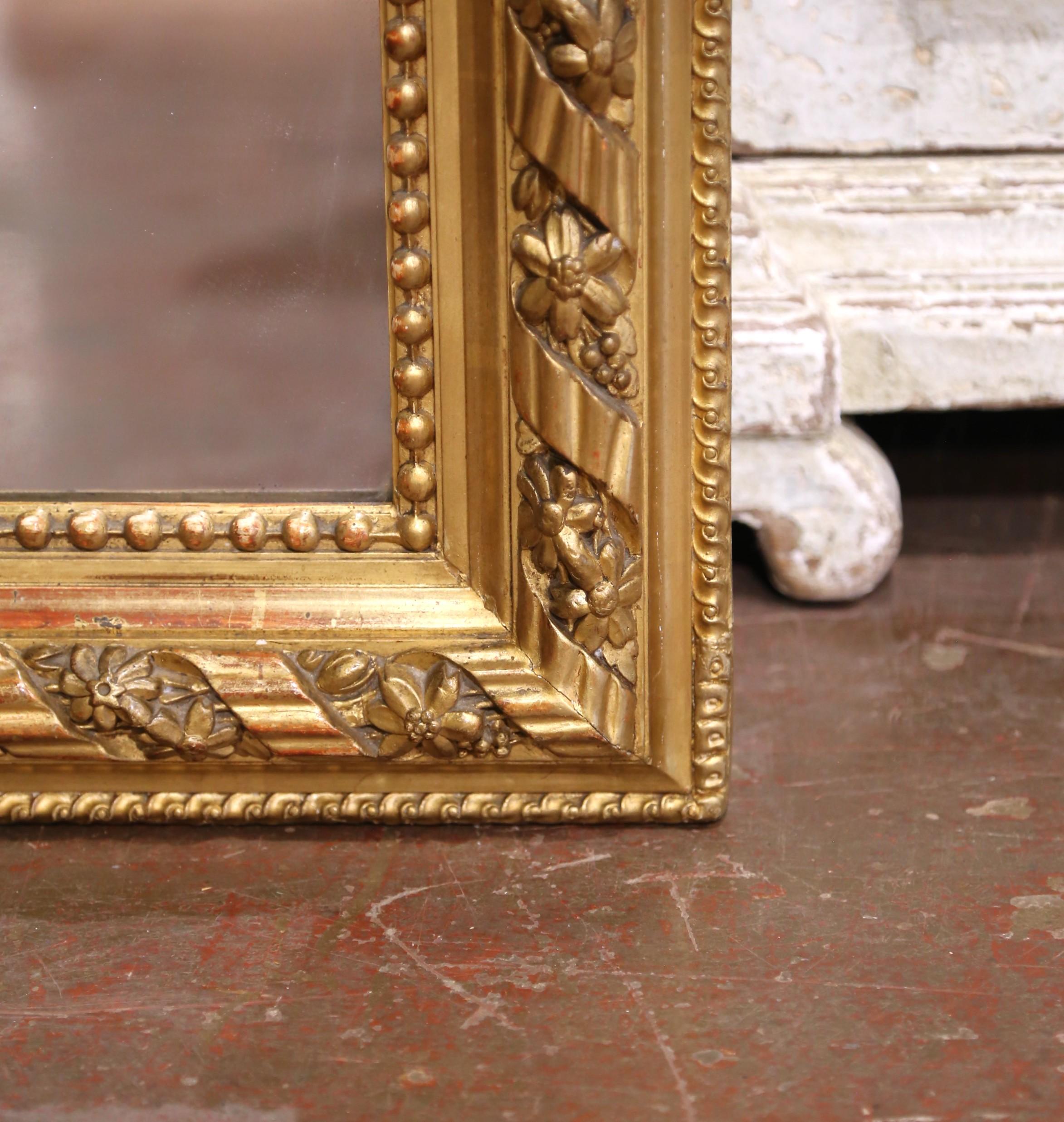 Verre mercuré A.I.C.C. Miroir en bois doré de style Louis XVI avec écusson et guirlande florale. en vente