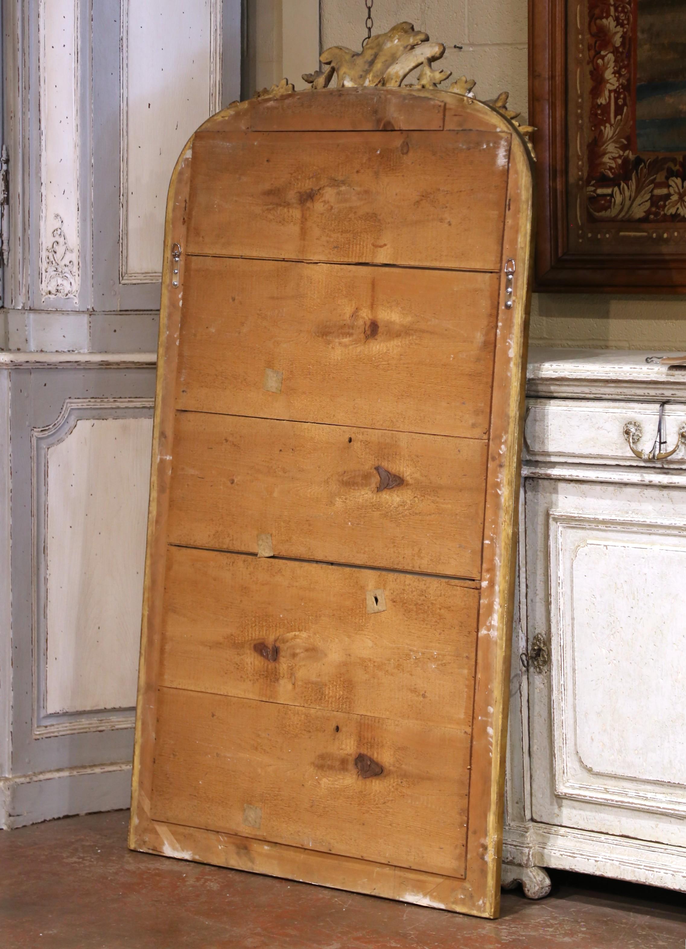 A.I.C.C. Miroir en bois doré de style Louis XVI avec écusson et guirlande florale. en vente 1