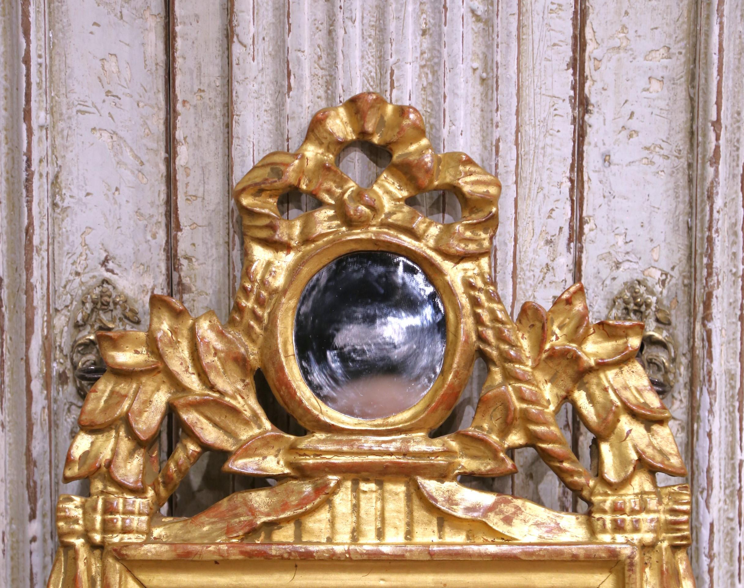 Francese Specchio da parete francese Luigi XVI del XIX secolo in legno dorato con cresta d'alloro e perline in vendita