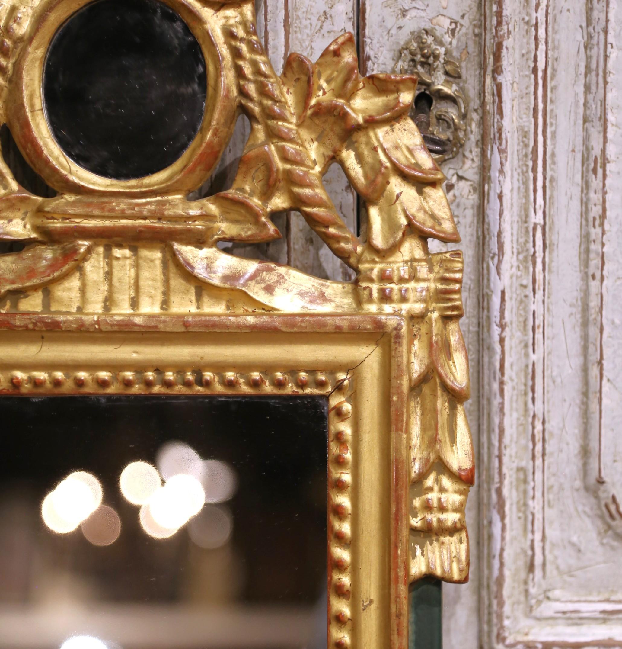 Intagliato a mano Specchio da parete francese Luigi XVI del XIX secolo in legno dorato con cresta d'alloro e perline in vendita