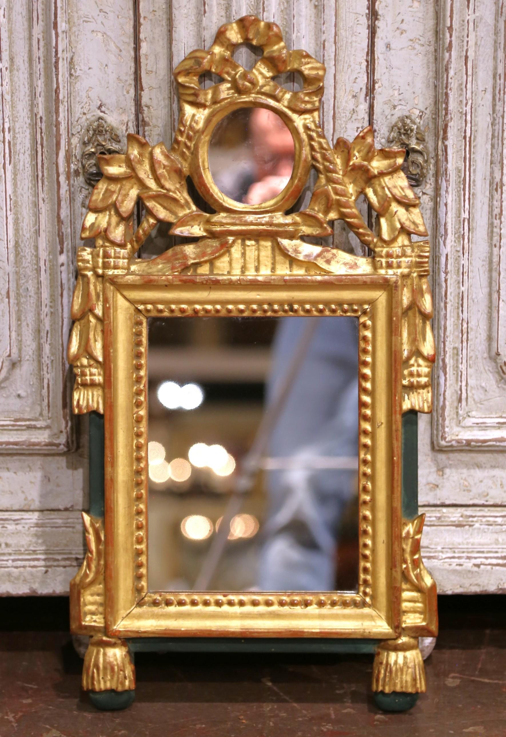 Specchio da parete francese Luigi XVI del XIX secolo in legno dorato con cresta d'alloro e perline In condizioni ottime in vendita a Dallas, TX