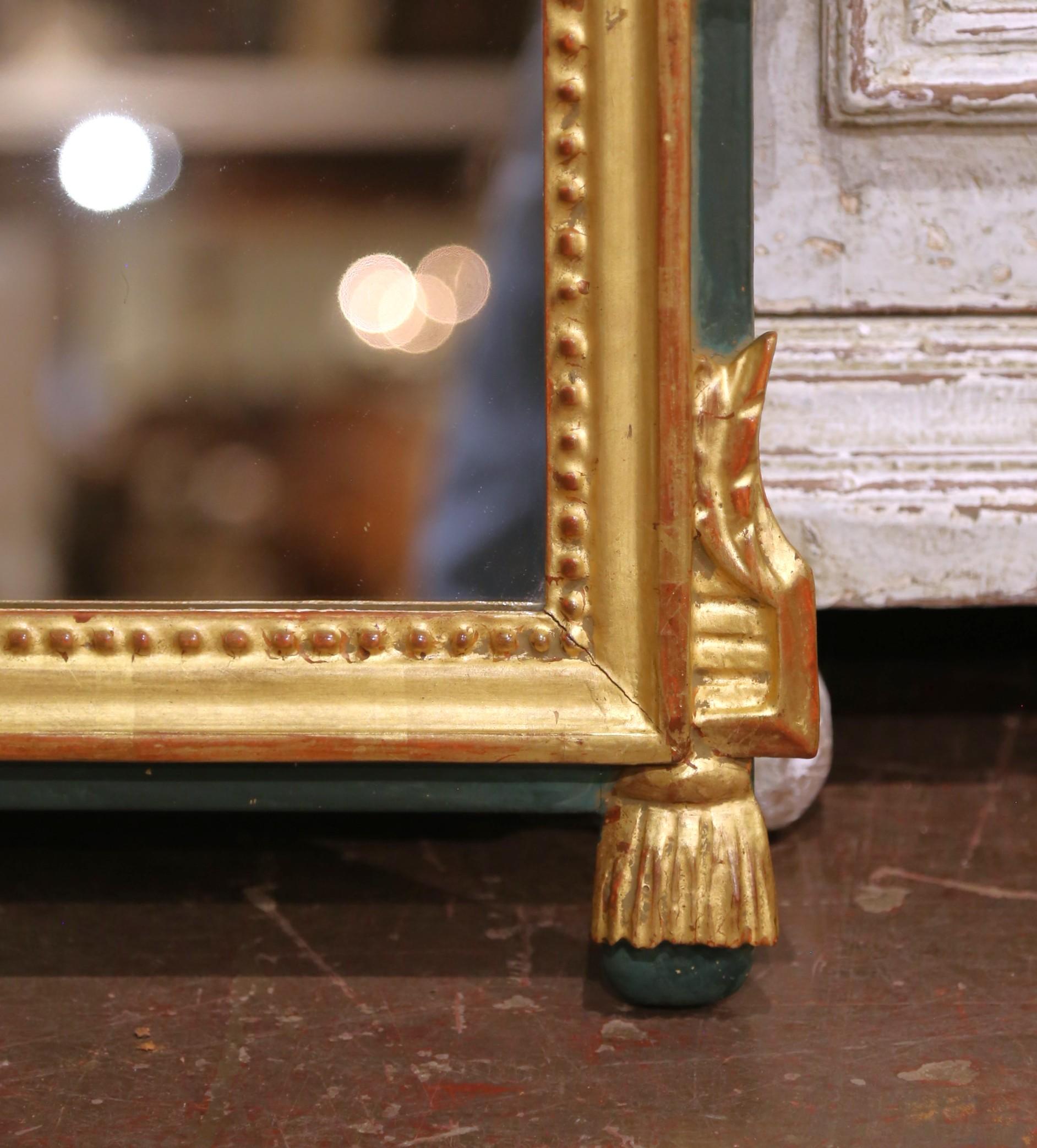Vetro Specchio da parete francese Luigi XVI del XIX secolo in legno dorato con cresta d'alloro e perline in vendita