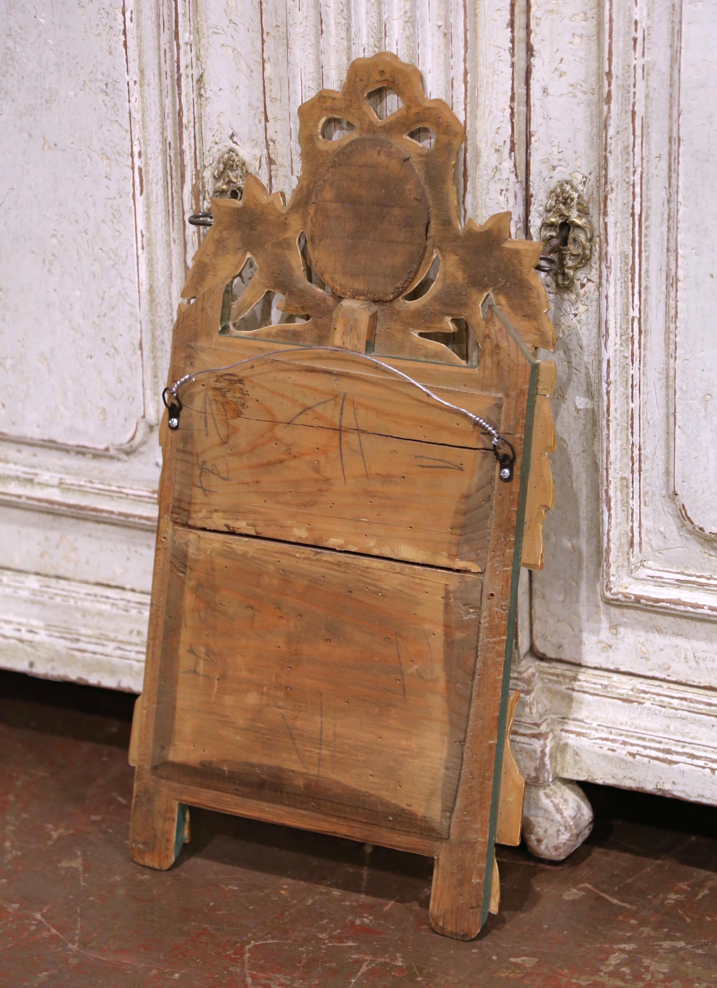 Specchio da parete francese Luigi XVI del XIX secolo in legno dorato con cresta d'alloro e perline in vendita 1