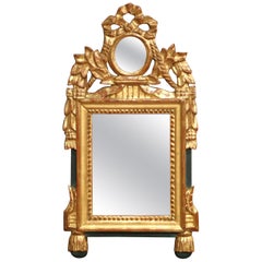 Specchio da parete francese Luigi XVI del XIX secolo in legno dorato con cresta d'alloro e perline