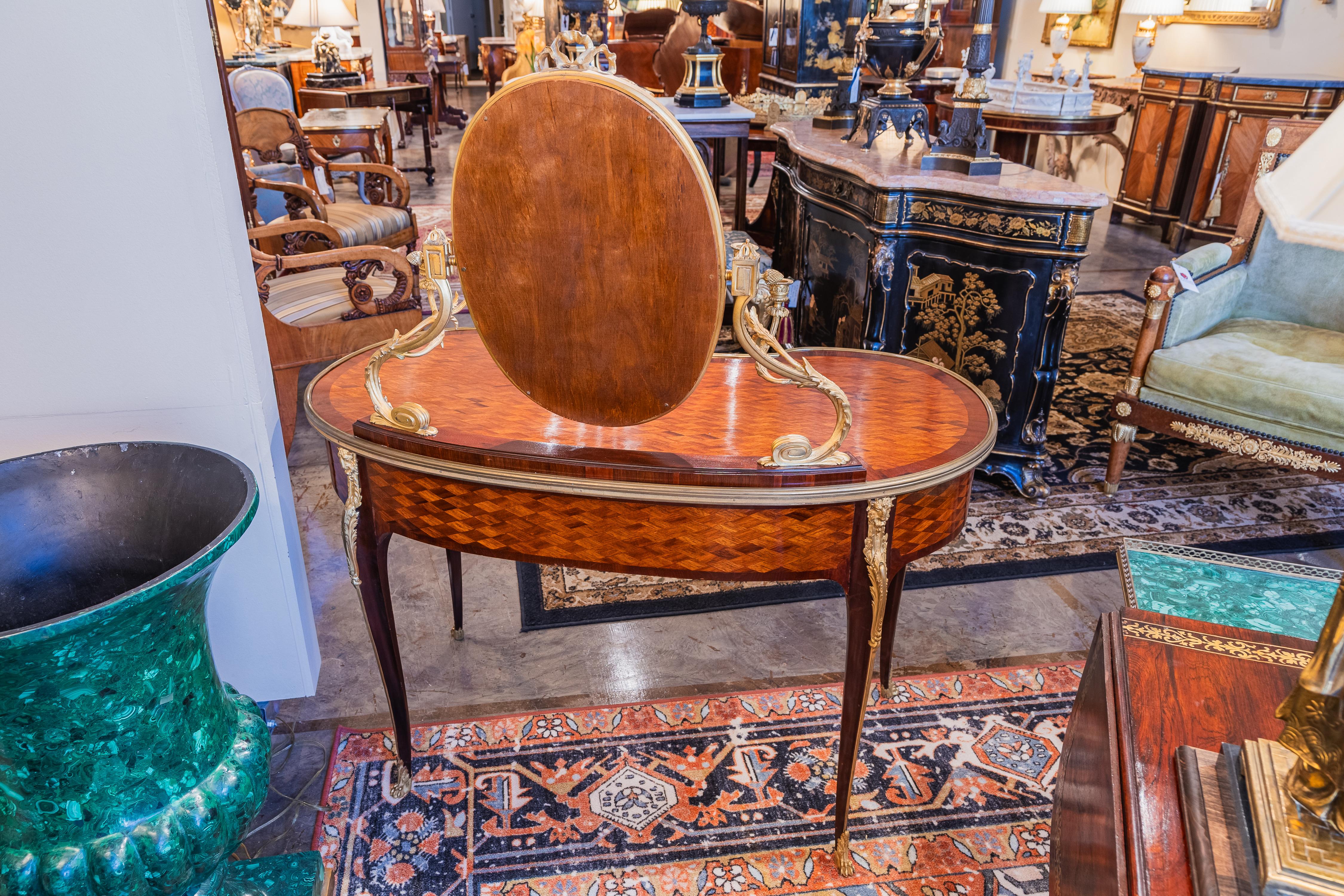 Tavolino da toilette in parquet Luigi XVI francese del XIX secolo. Montature in bronzo dorato in vendita 4