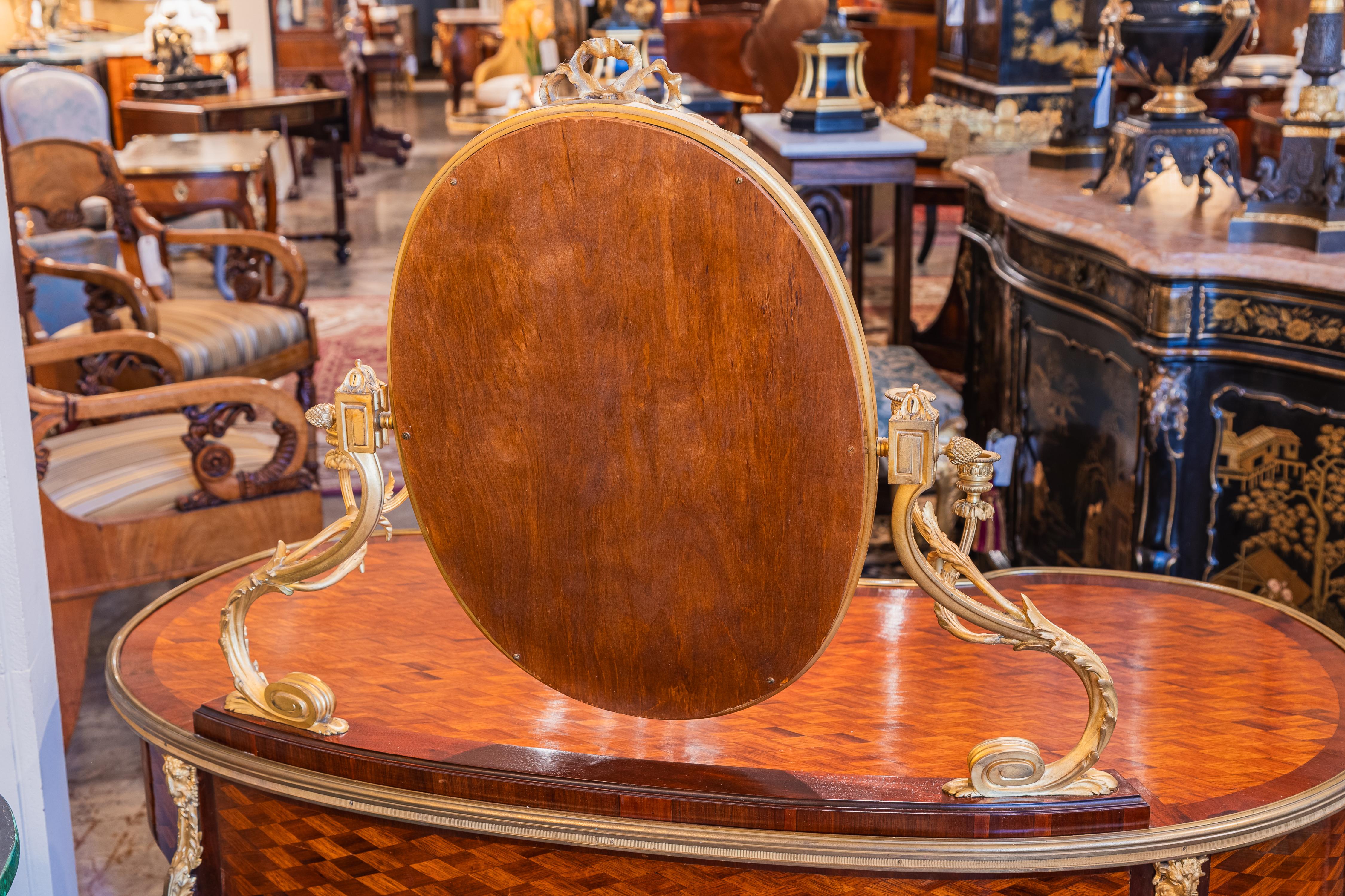 Tavolino da toilette in parquet Luigi XVI francese del XIX secolo. Montature in bronzo dorato in vendita 5