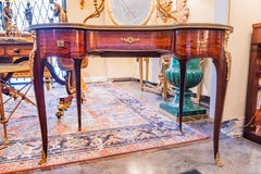 Table de toilette en parquet de bois de roi de style Louis XVI du 19e siècle. Montures en bronze doré