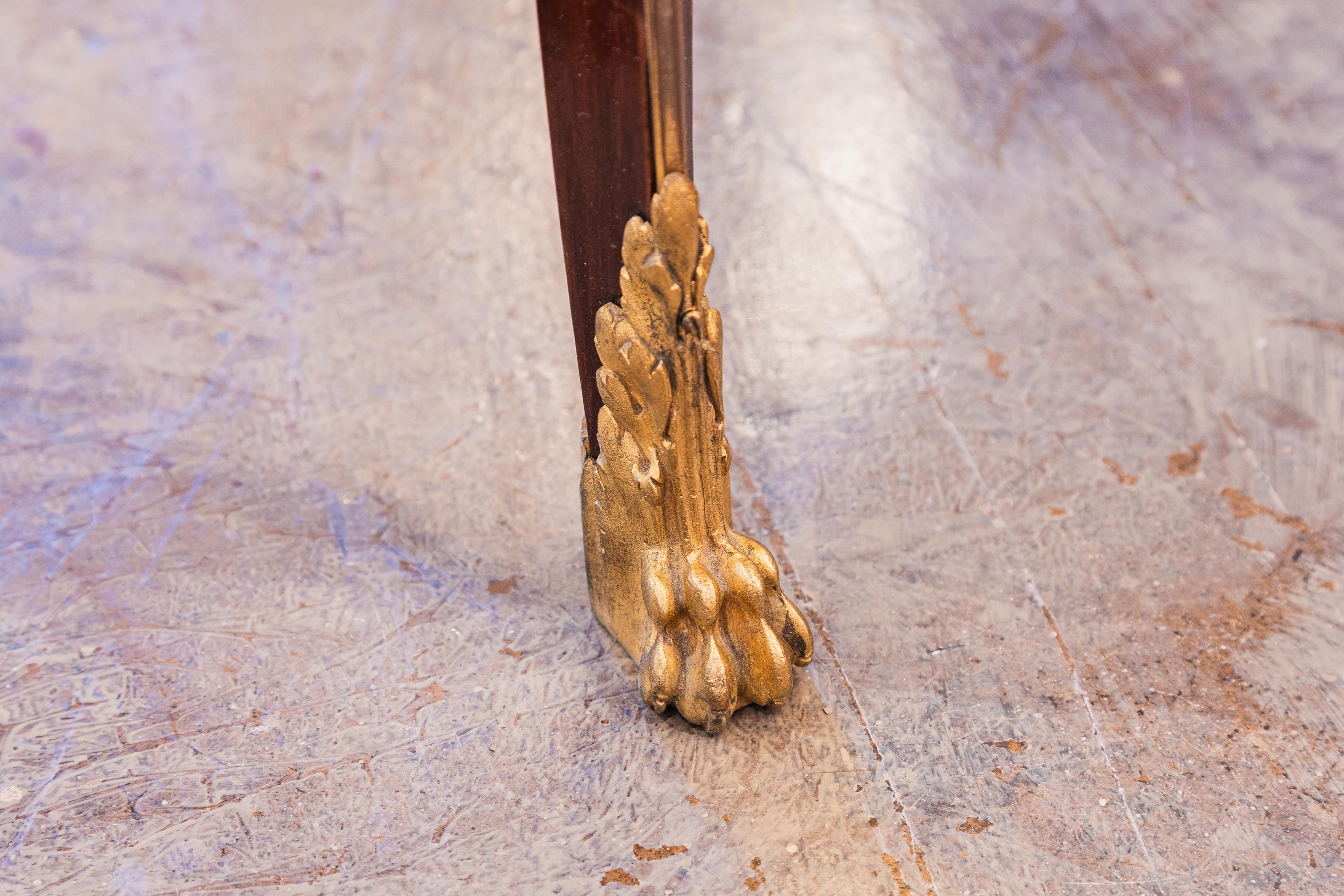 Francese Tavolino da toilette in parquet Luigi XVI francese del XIX secolo. Montature in bronzo dorato in vendita