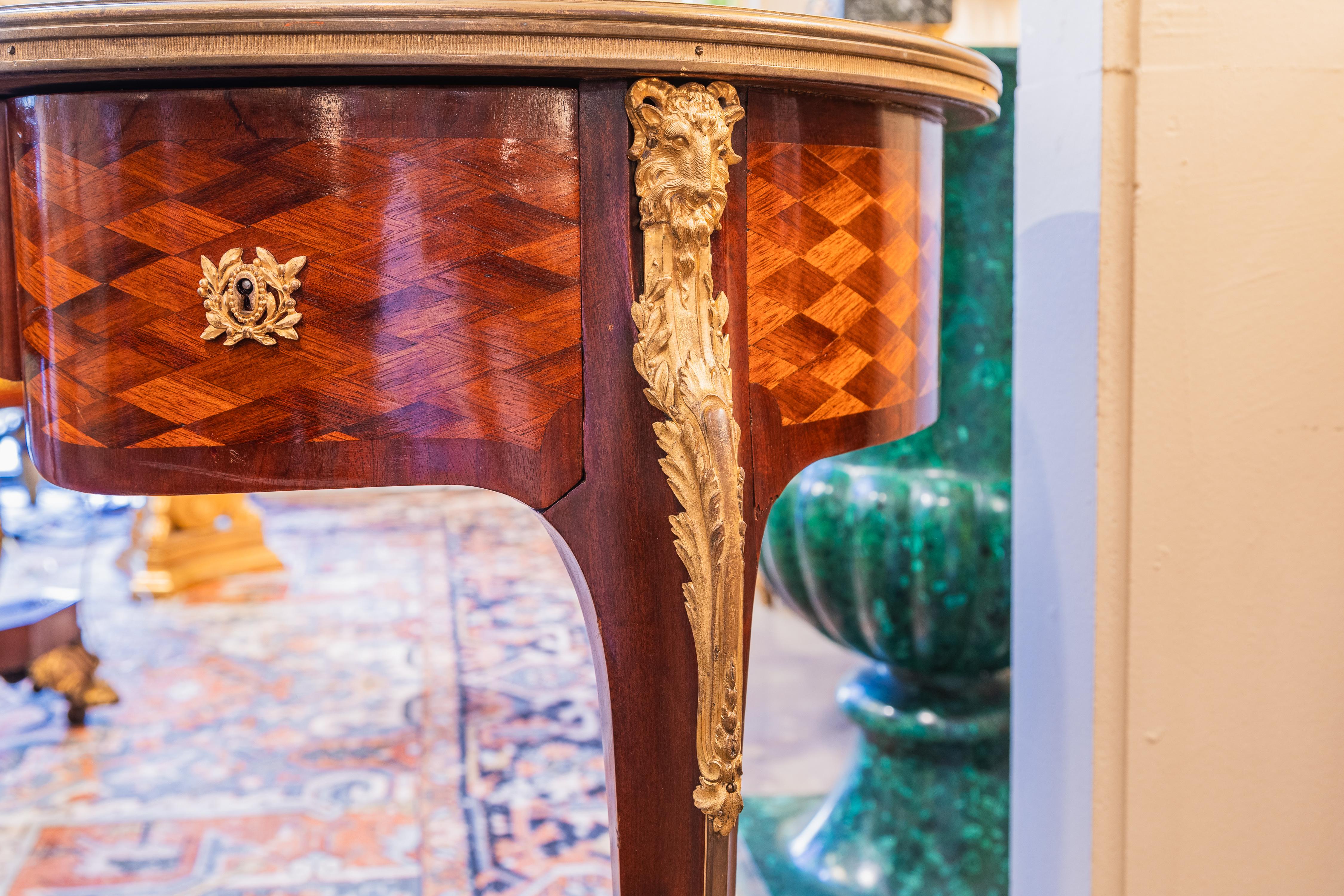 Dorato Tavolino da toilette in parquet Luigi XVI francese del XIX secolo. Montature in bronzo dorato in vendita