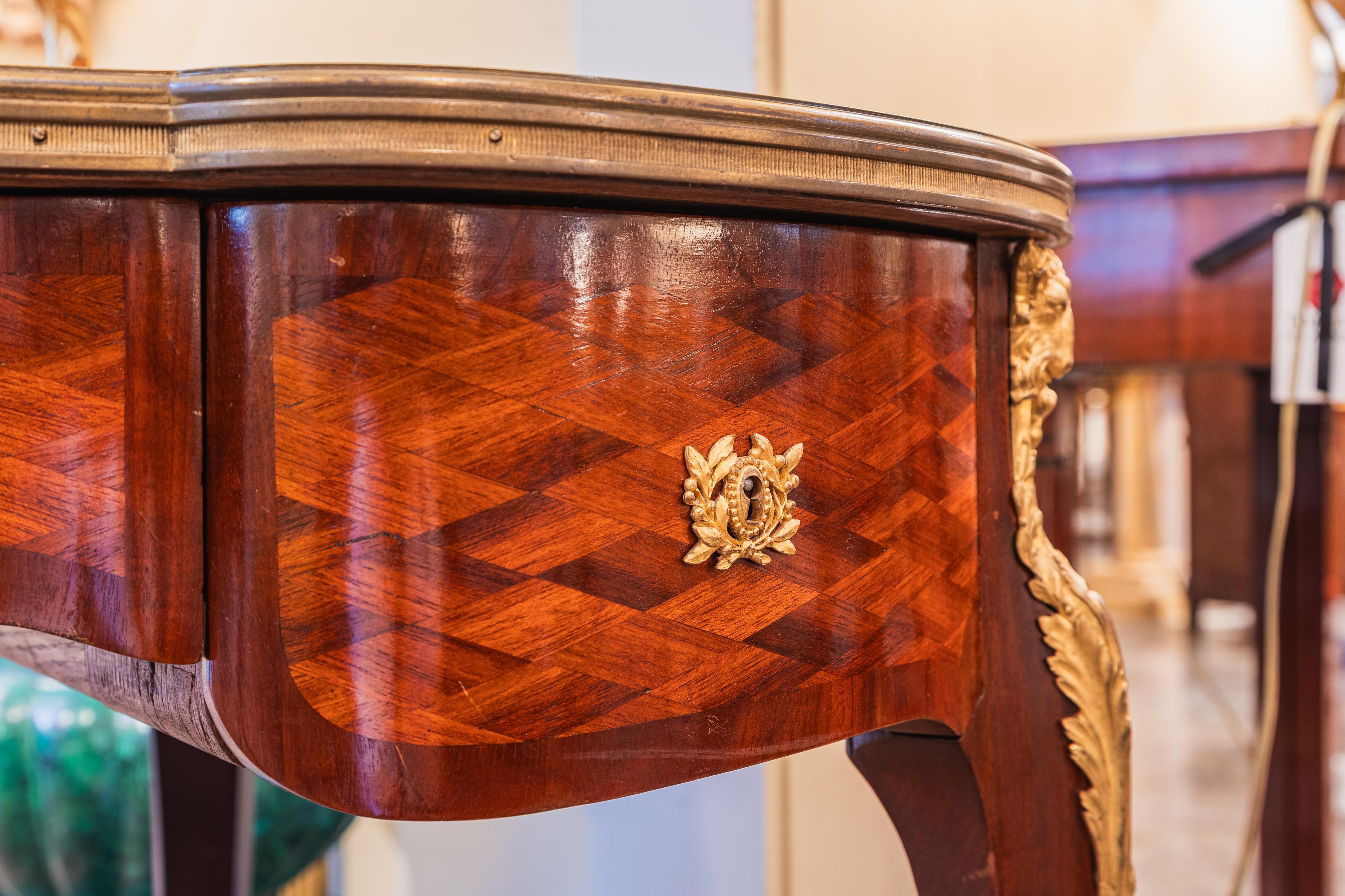 Tavolino da toilette in parquet Luigi XVI francese del XIX secolo. Montature in bronzo dorato In condizioni buone in vendita a Dallas, TX