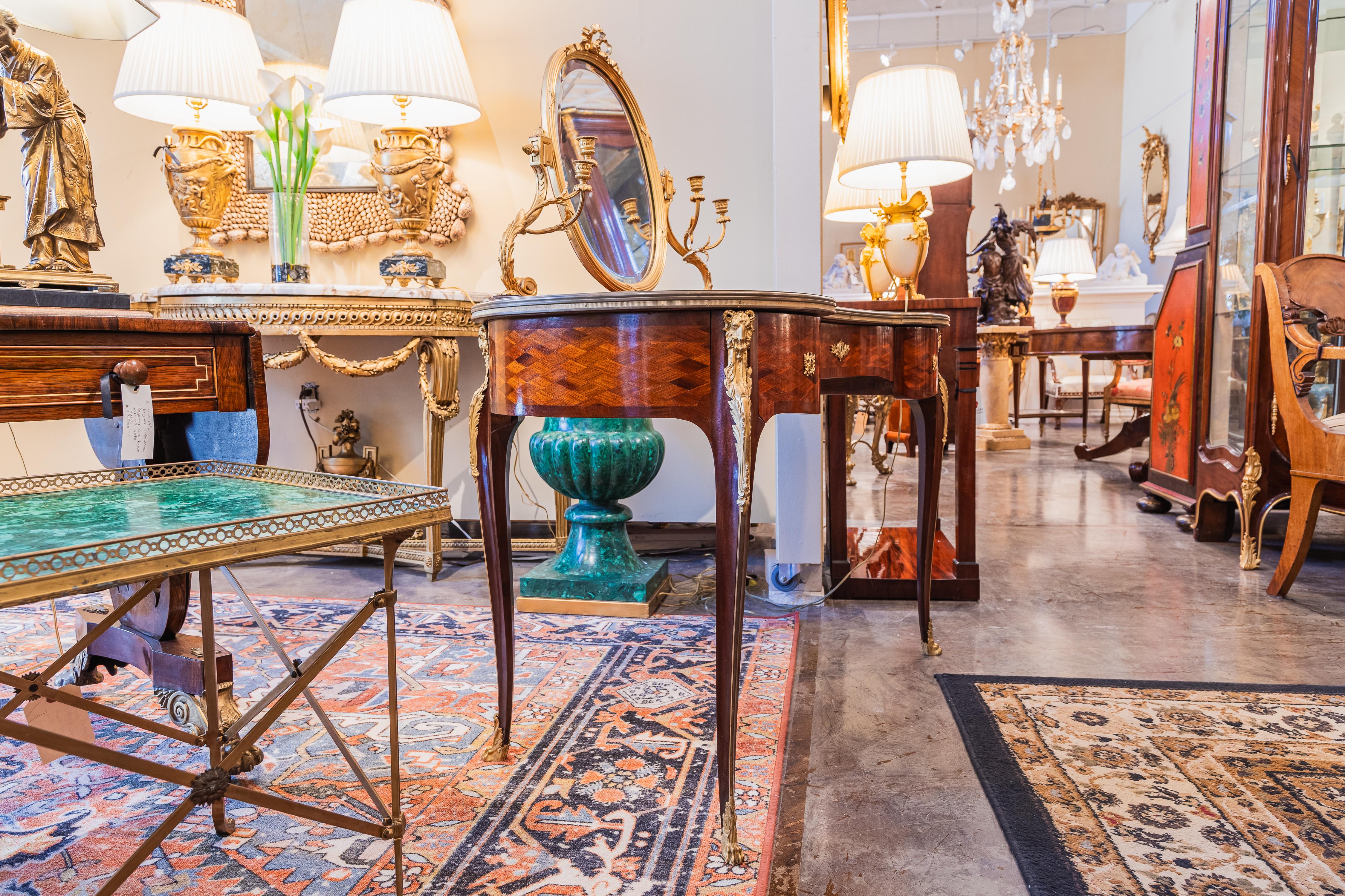 Bronzo Tavolino da toilette in parquet Luigi XVI francese del XIX secolo. Montature in bronzo dorato in vendita