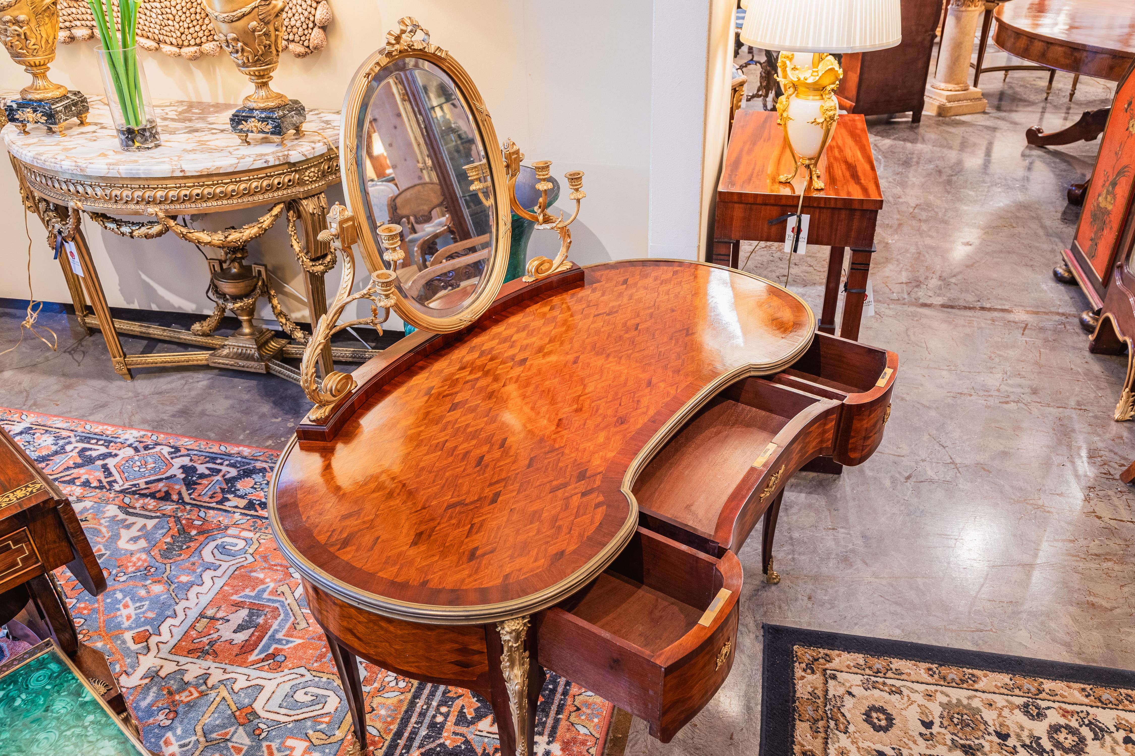 Tavolino da toilette in parquet Luigi XVI francese del XIX secolo. Montature in bronzo dorato in vendita 1