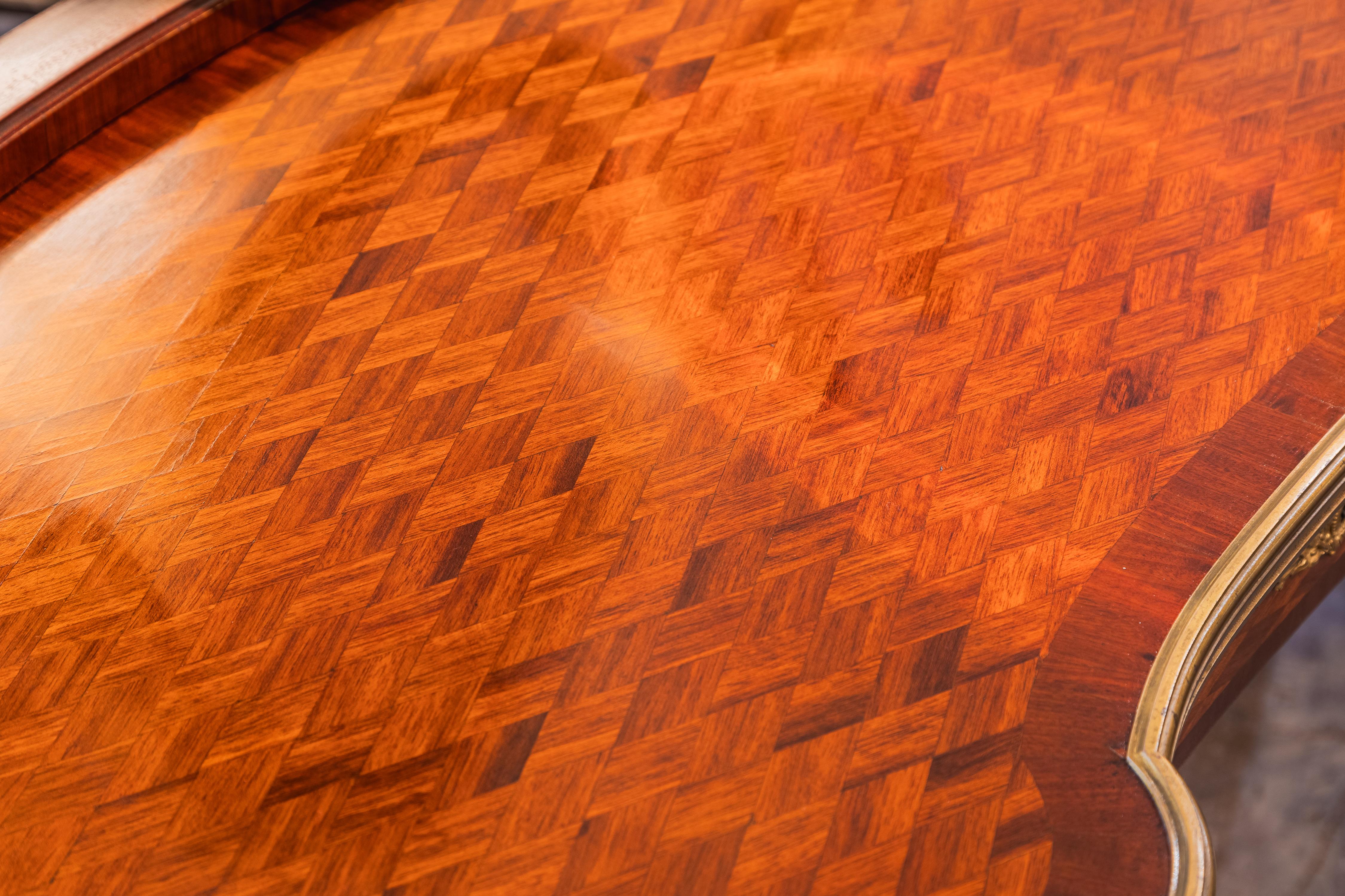 Tavolino da toilette in parquet Luigi XVI francese del XIX secolo. Montature in bronzo dorato in vendita 2