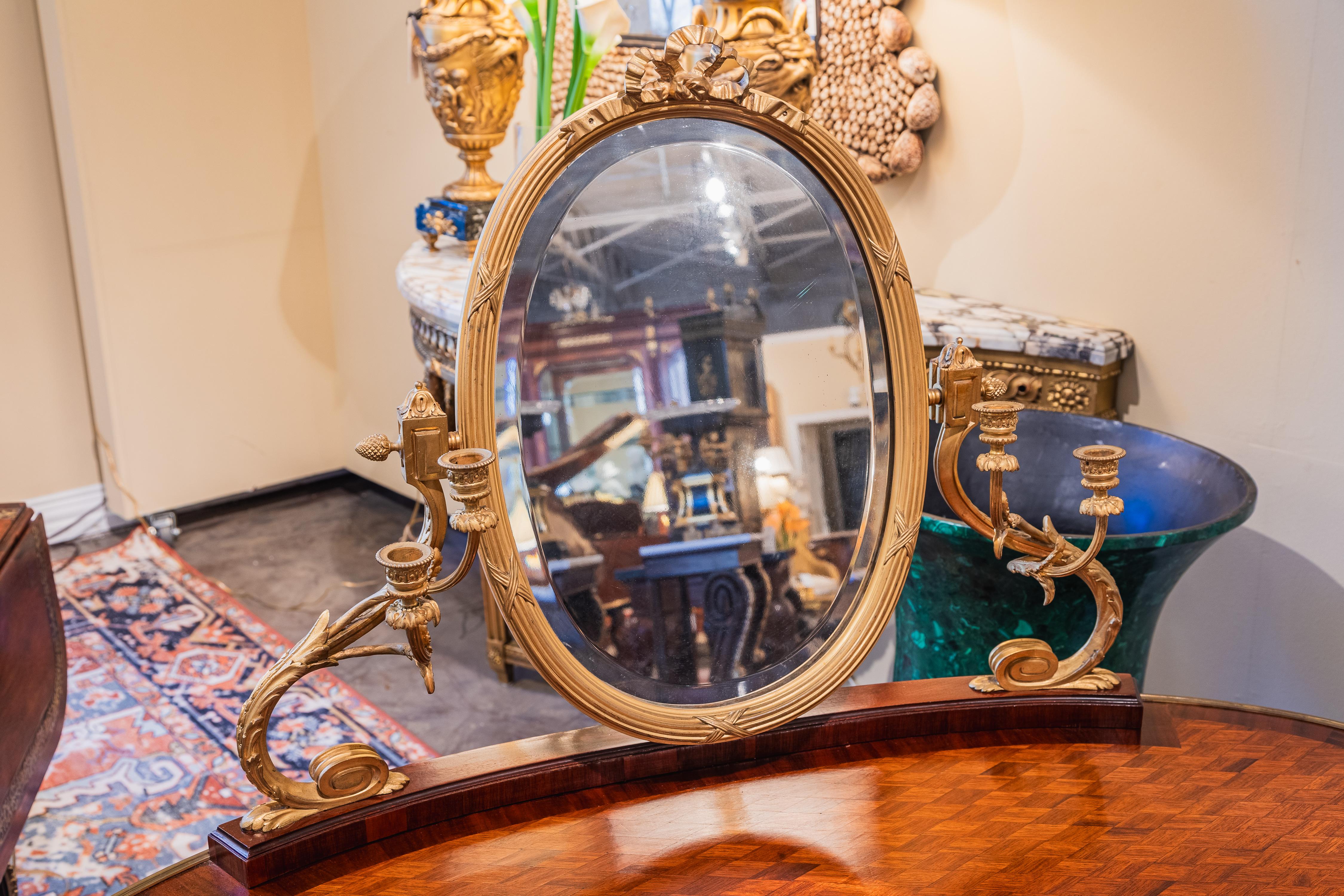 Tavolino da toilette in parquet Luigi XVI francese del XIX secolo. Montature in bronzo dorato in vendita 3