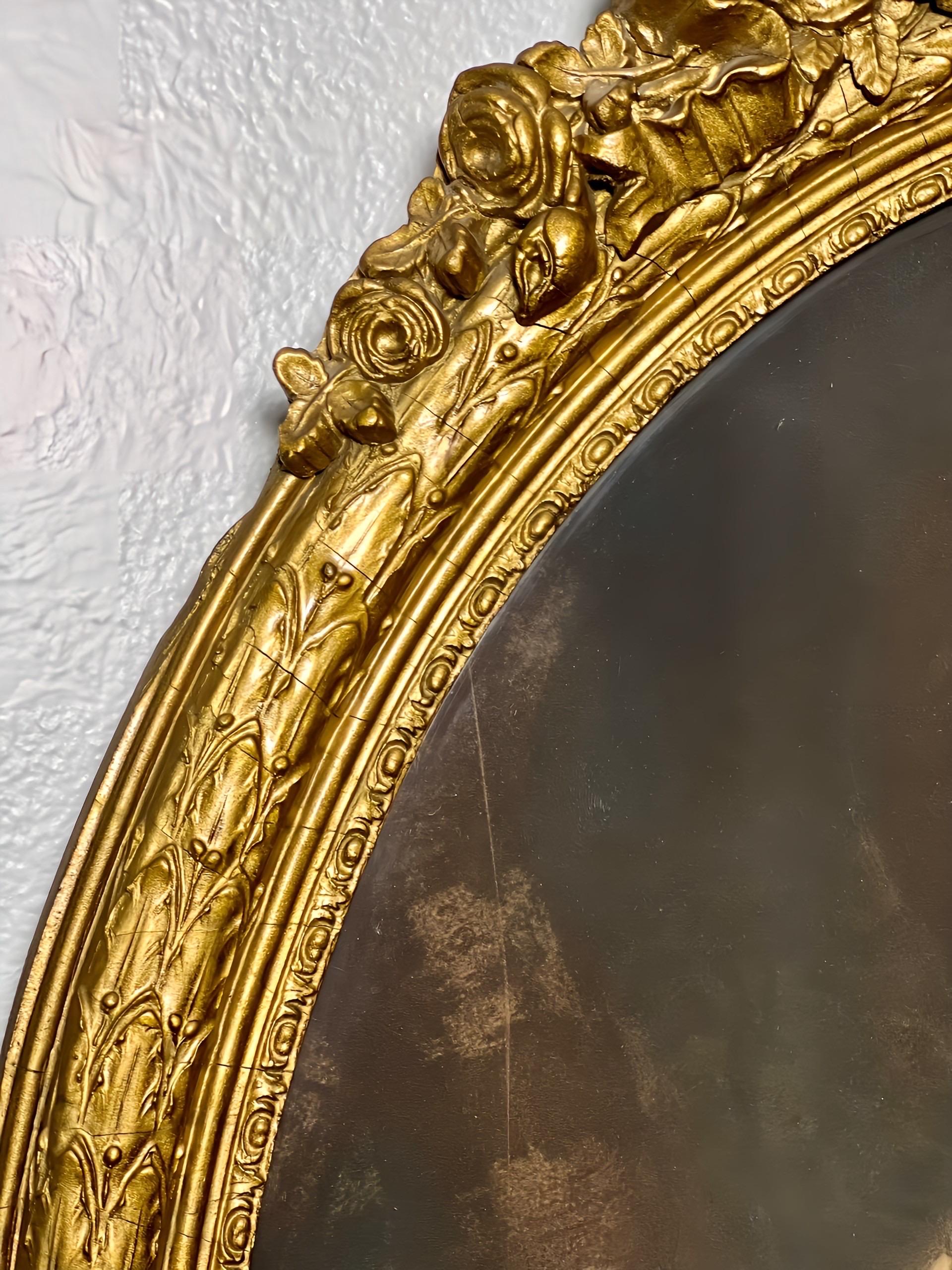 Miroir Trumeau Louis XVI du 19ème siècle en bois doré étroit avec lithographie d'une fille en vente 5