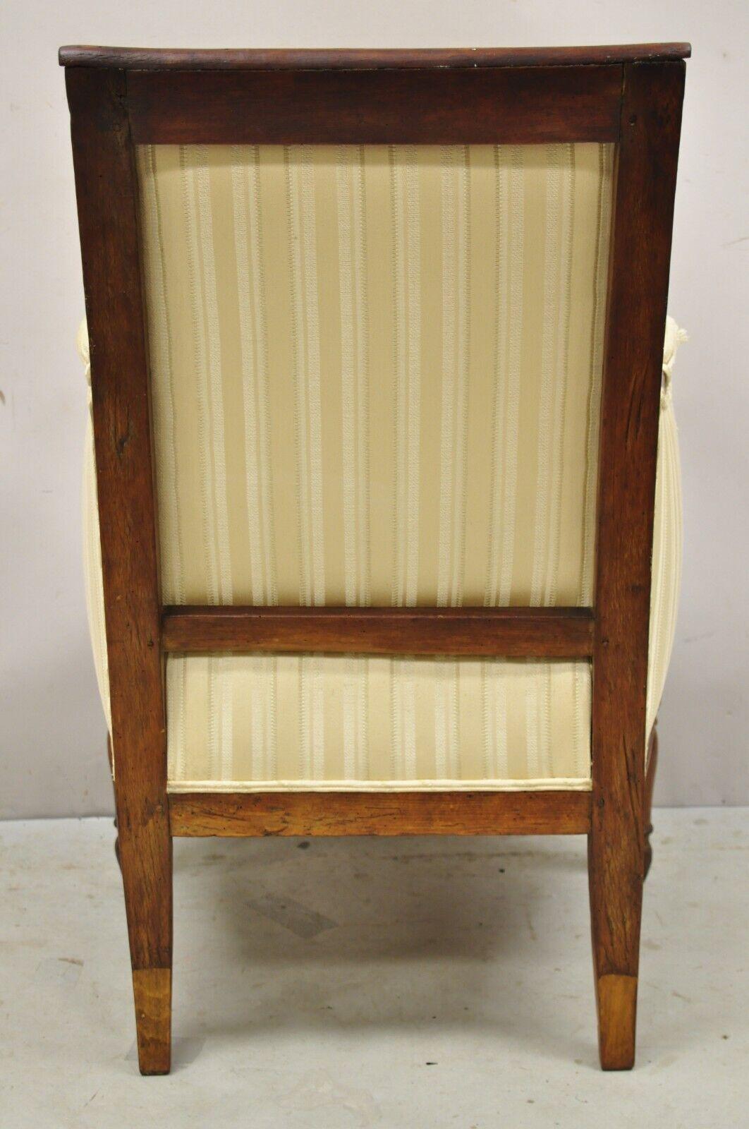 Sillón Club Lounge de nogal estilo Luis XVI neoclásico francés del siglo XIX en venta 5