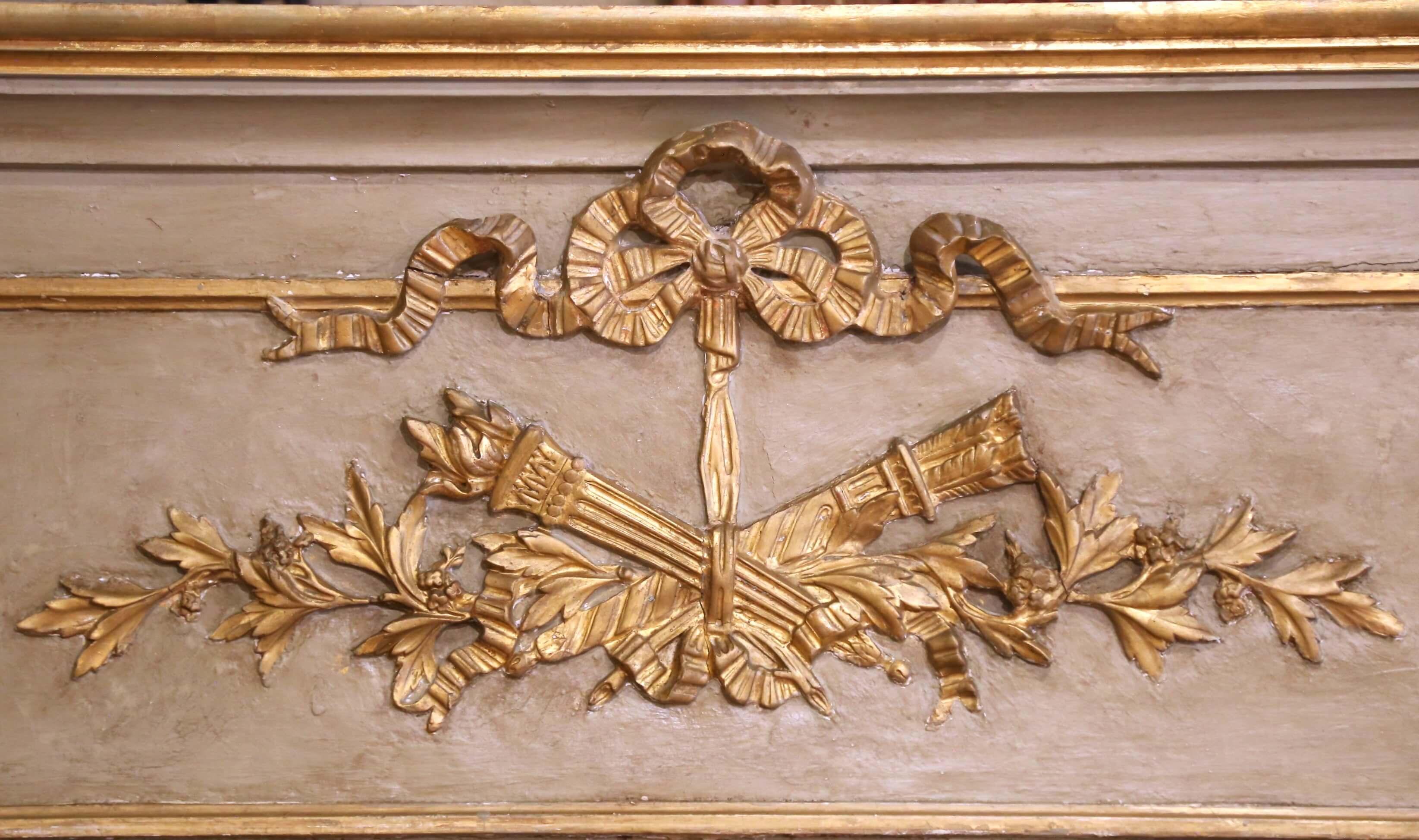 Louis XVI A.I.C.C. Miroir de Trumeau peint et doré avec verre biseauté, 19ème C. en vente