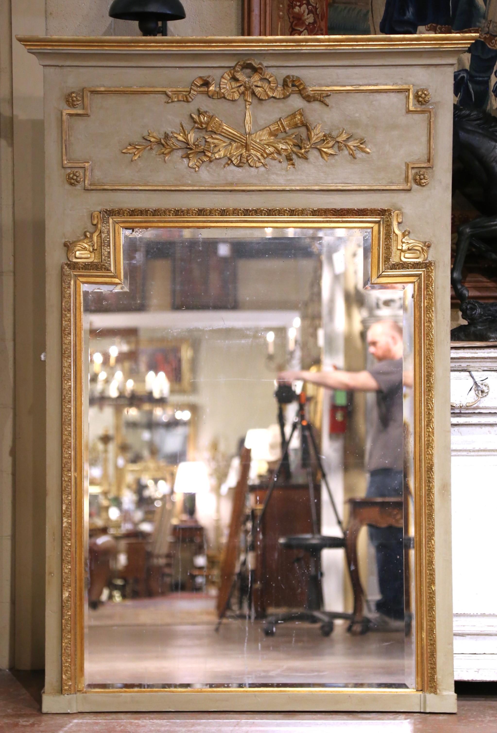Sculpté à la main A.I.C.C. Miroir de Trumeau peint et doré avec verre biseauté, 19ème C. en vente
