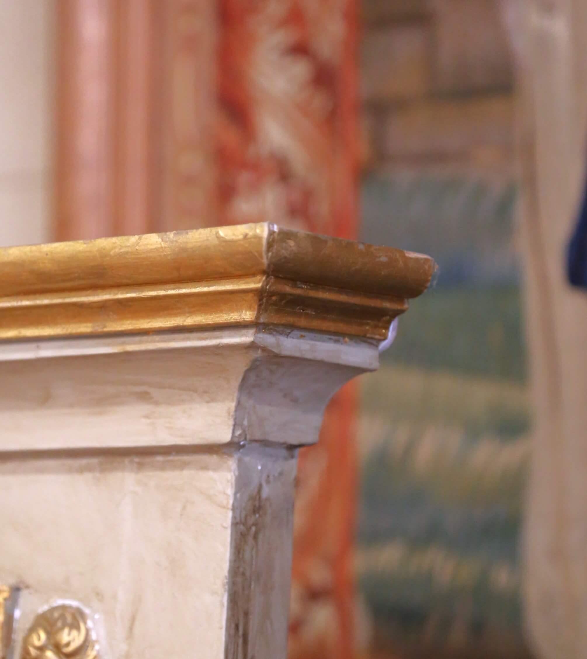 A.I.C.C. Miroir de Trumeau peint et doré avec verre biseauté, 19ème C. Excellent état - En vente à Dallas, TX