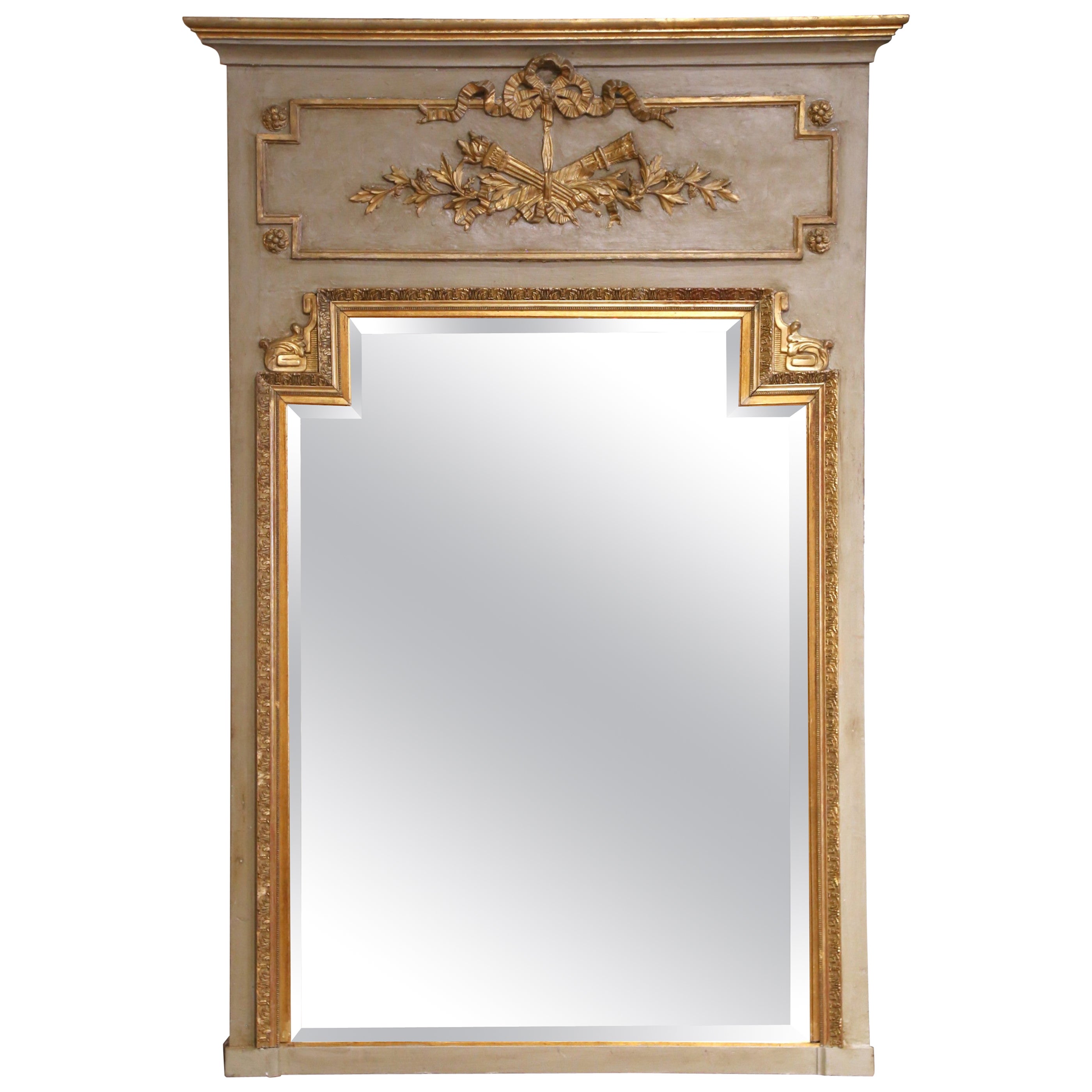 A.I.C.C. Miroir de Trumeau peint et doré avec verre biseauté, 19ème C. en vente