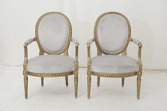 suite de sièges de style Louis XVI du 19ème siècle en bois doré sculpté et gris clair