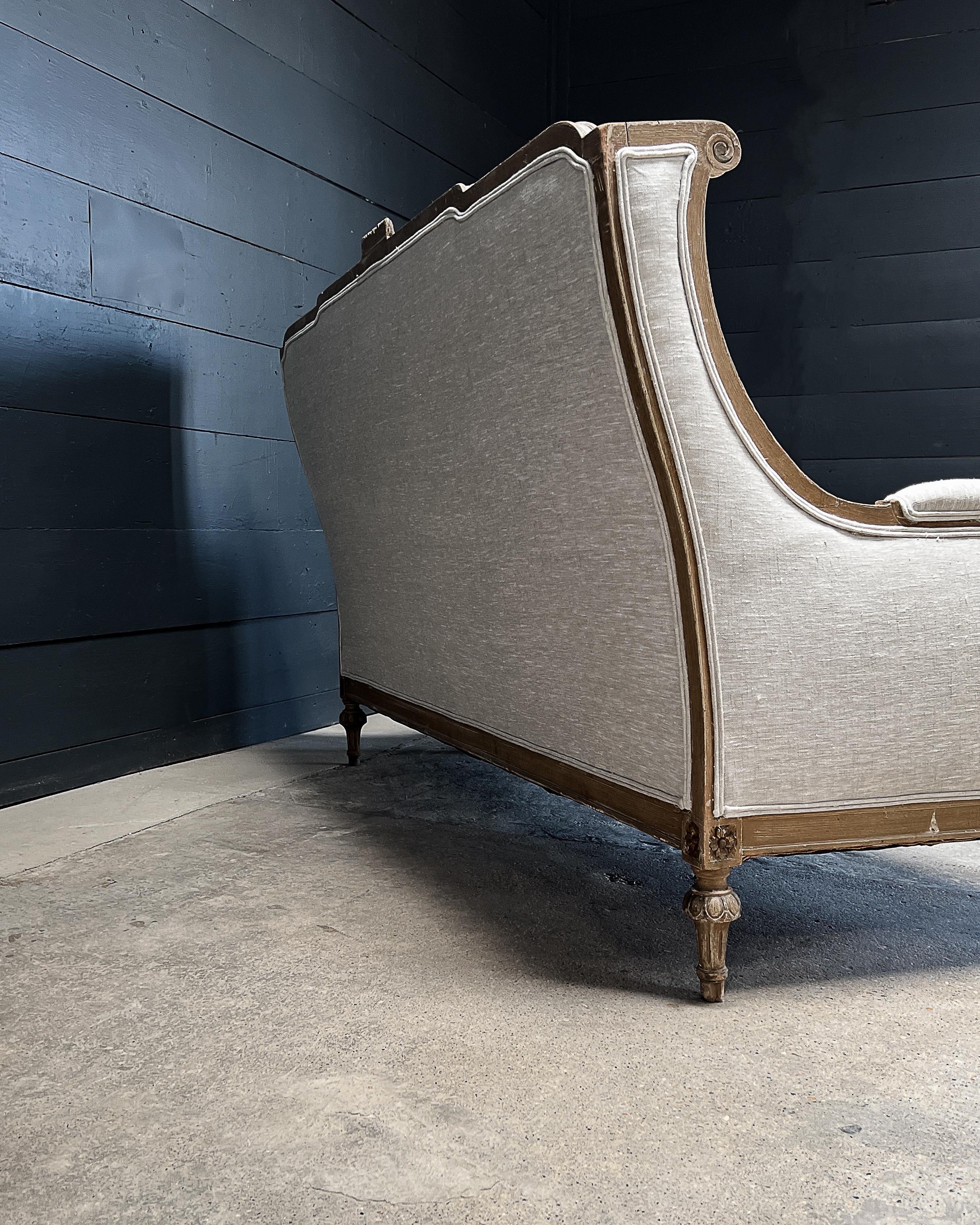 19. Jahrhundert. Französisches Bergere-Sofa im Louis-XVI.-Stil 10