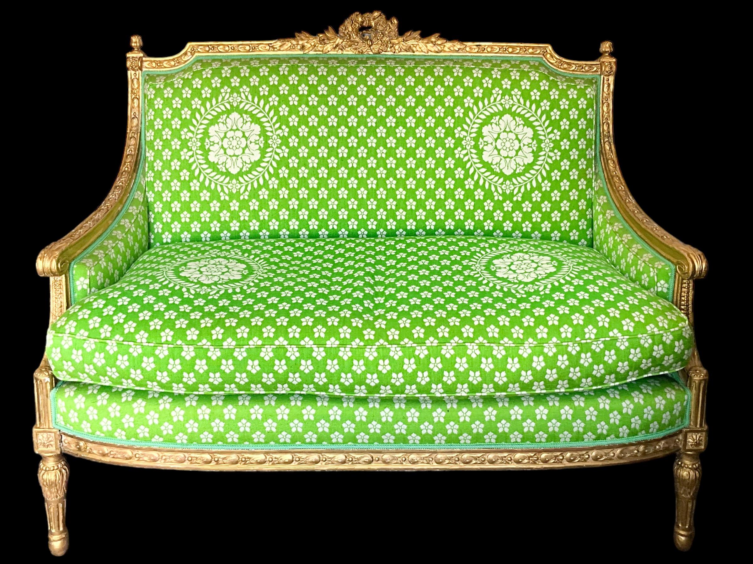 Français 19ème siècle. Settee française de style Louis XVI en bois doré sculpté avec coussin en duvet en vente