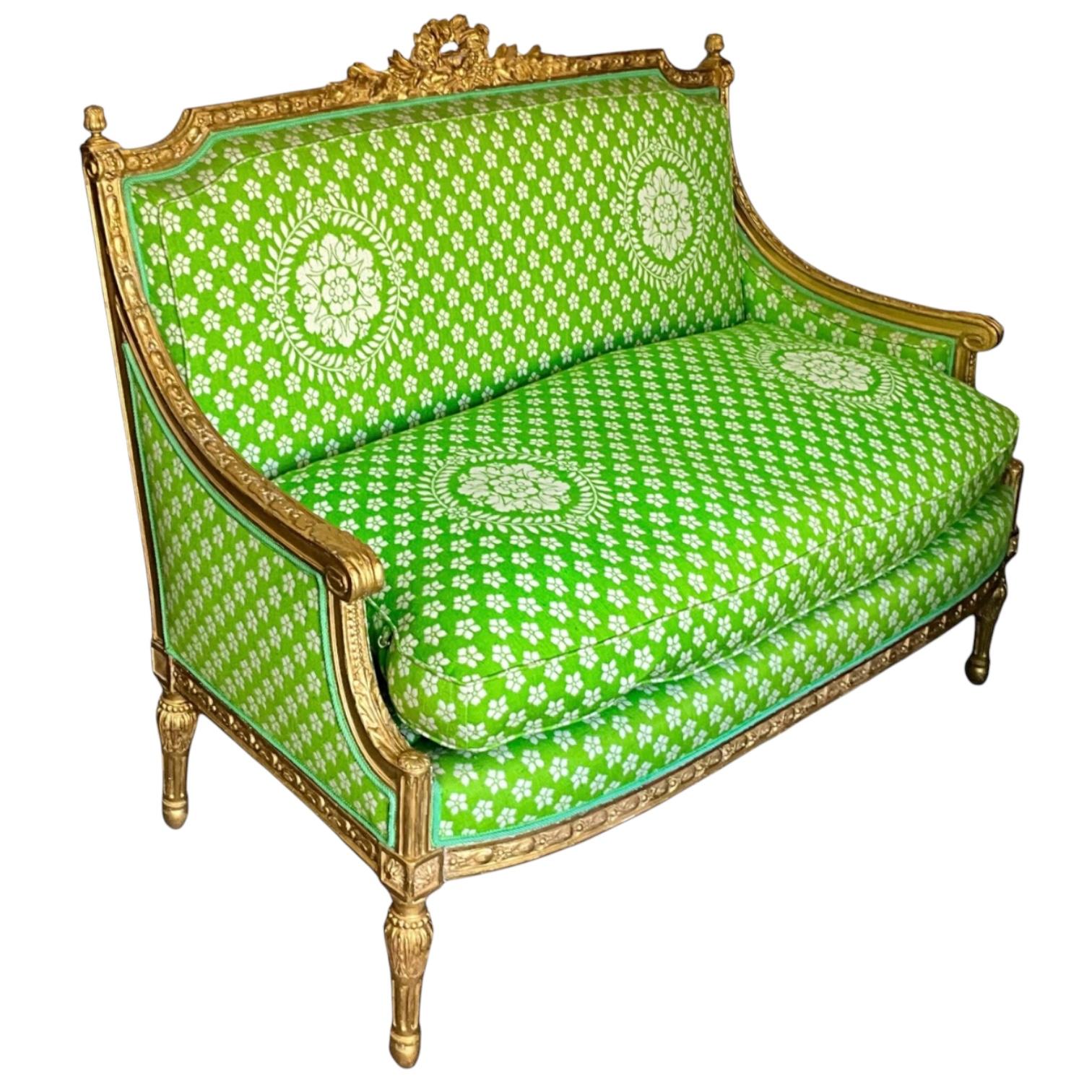 Questo è un pezzo molto bello! Si tratta di un divano in legno dorato intagliato in stile Luigi XVI del XIX secolo con tappezzeria vintage. La cornice presenta alcune scheggiature non offensive. La tappezzeria è in ottime condizioni, ad eccezione di
