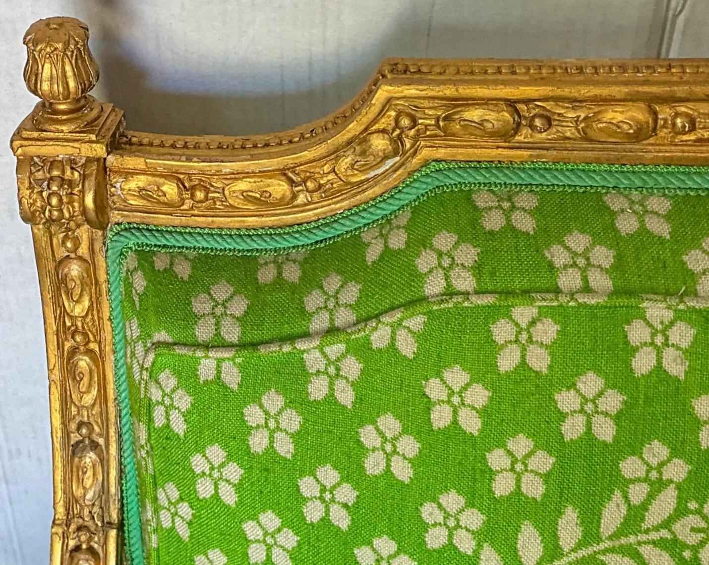 Tappezzeria XIX sec. Divano francese in legno dorato intagliato in stile Luigi XVI con cuscino in piuma d'oca in vendita