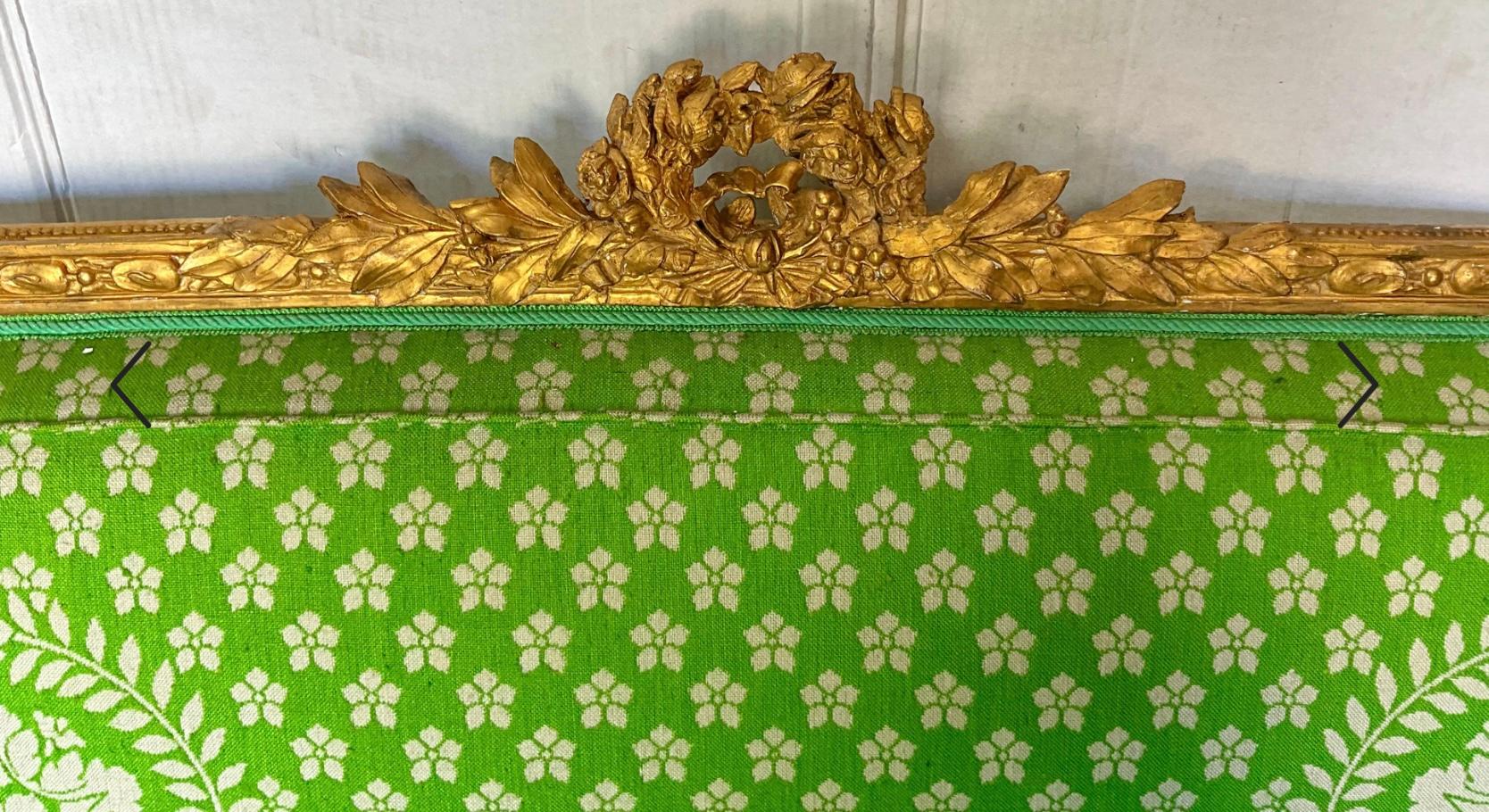 XIX sec. Divano francese in legno dorato intagliato in stile Luigi XVI con cuscino in piuma d'oca in vendita 1