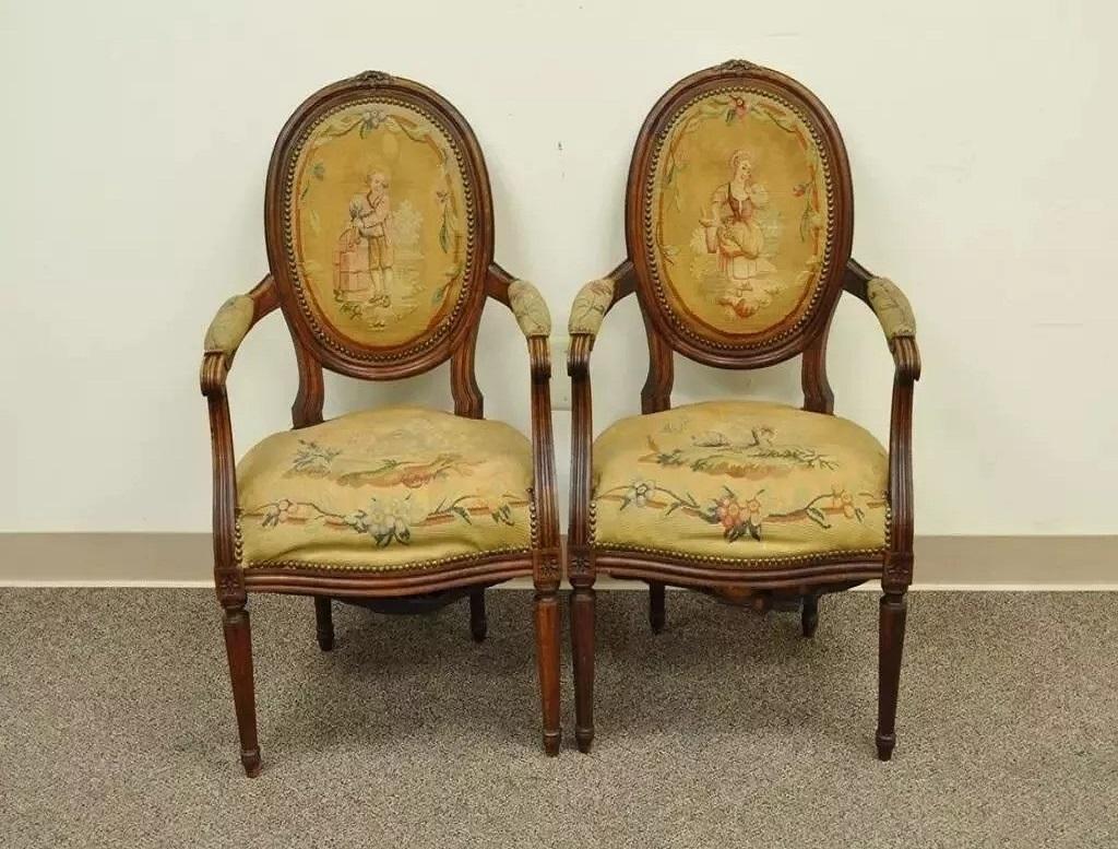 Poltrone in stile Luigi XVI francese del XIX secolo in noce intagliato con aghi - una coppia in vendita 7