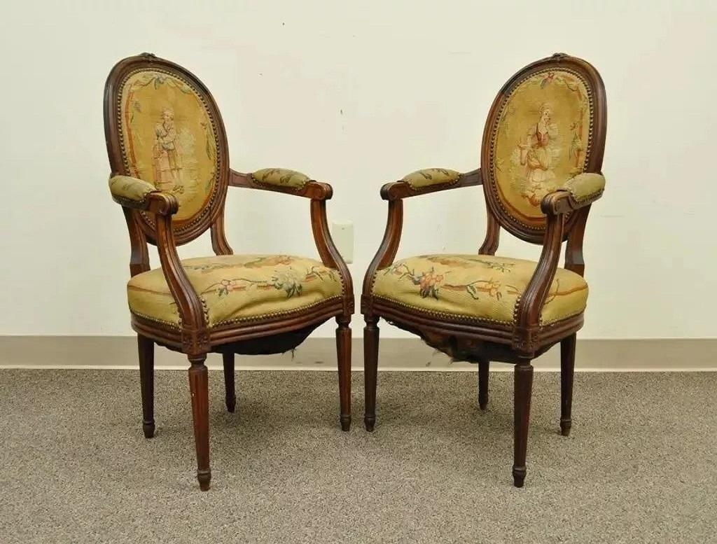 Antique French A.I.C., stile Luigi XVI, poltrone in noce intagliato con aghi - una coppia. L'articolo presenta un'imbottitura originale a punto d'ago figurato, una struttura in noce intagliata a fiori e nastri, gambe a spillo e una forma classica