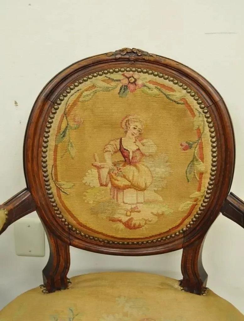 Sconosciuto Poltrone in stile Luigi XVI francese del XIX secolo in noce intagliato con aghi - una coppia in vendita