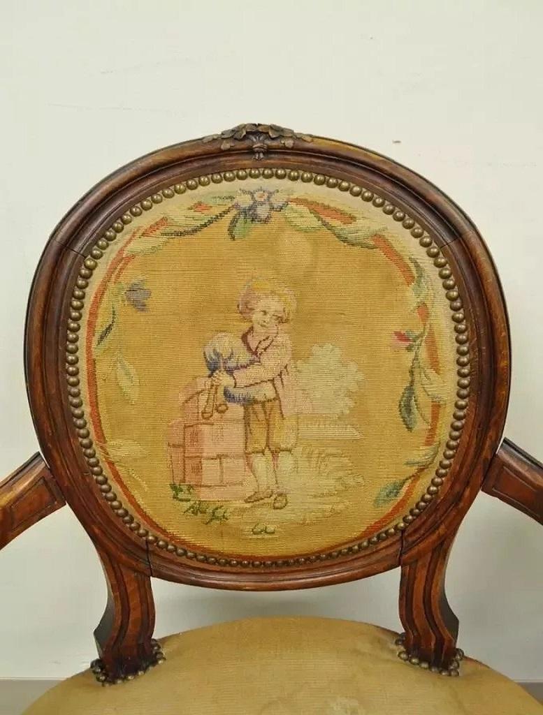 Noce Poltrone in stile Luigi XVI francese del XIX secolo in noce intagliato con aghi - una coppia in vendita