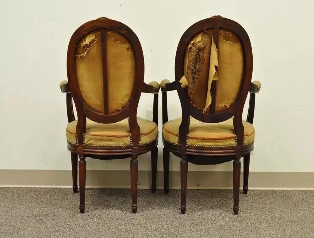 Poltrone in stile Luigi XVI francese del XIX secolo in noce intagliato con aghi - una coppia in vendita 3