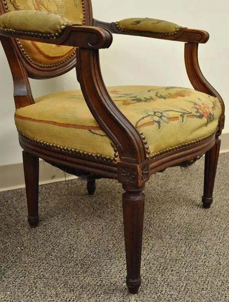 Poltrone in stile Luigi XVI francese del XIX secolo in noce intagliato con aghi - una coppia in vendita 4