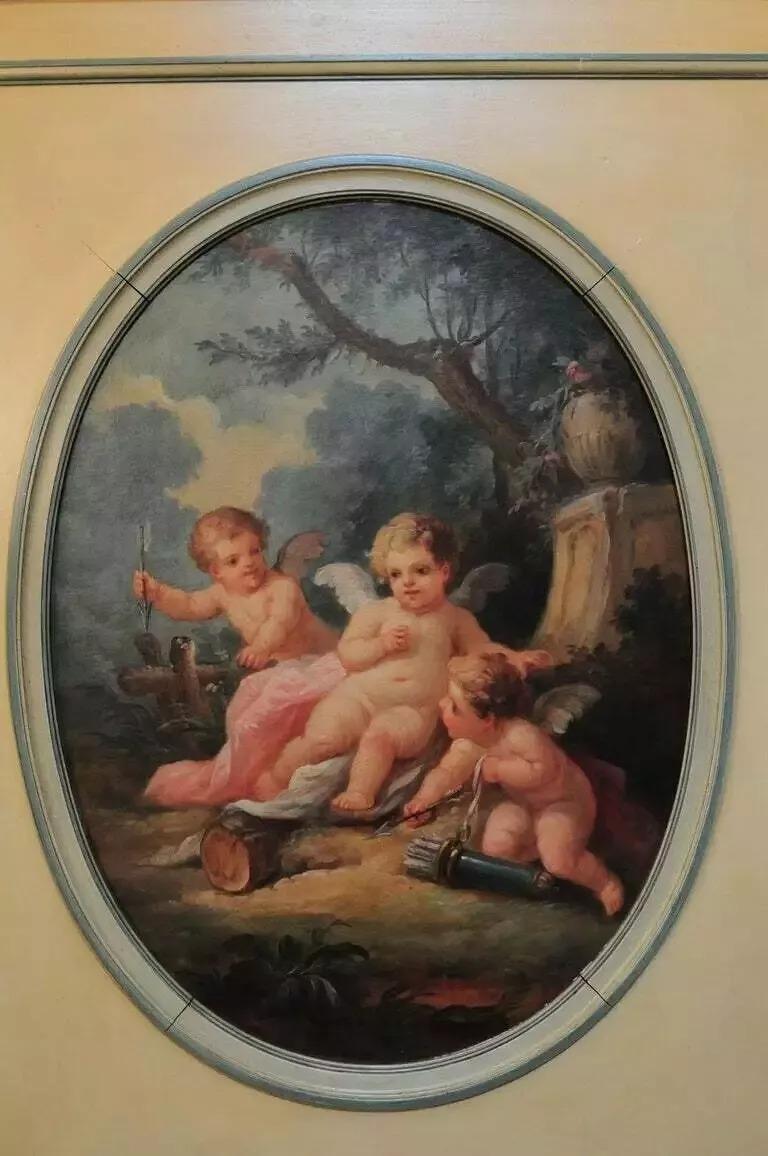 Antique French A.I.C., stile Luigi XVI, grande specchio Trumeau dipinto a crema con cherubini. L'articolo presenta un ritratto dipinto a mano che raffigura tre putti e uno specchio quadrato inferiore, che si abbina perfettamente al dipinto ovale a