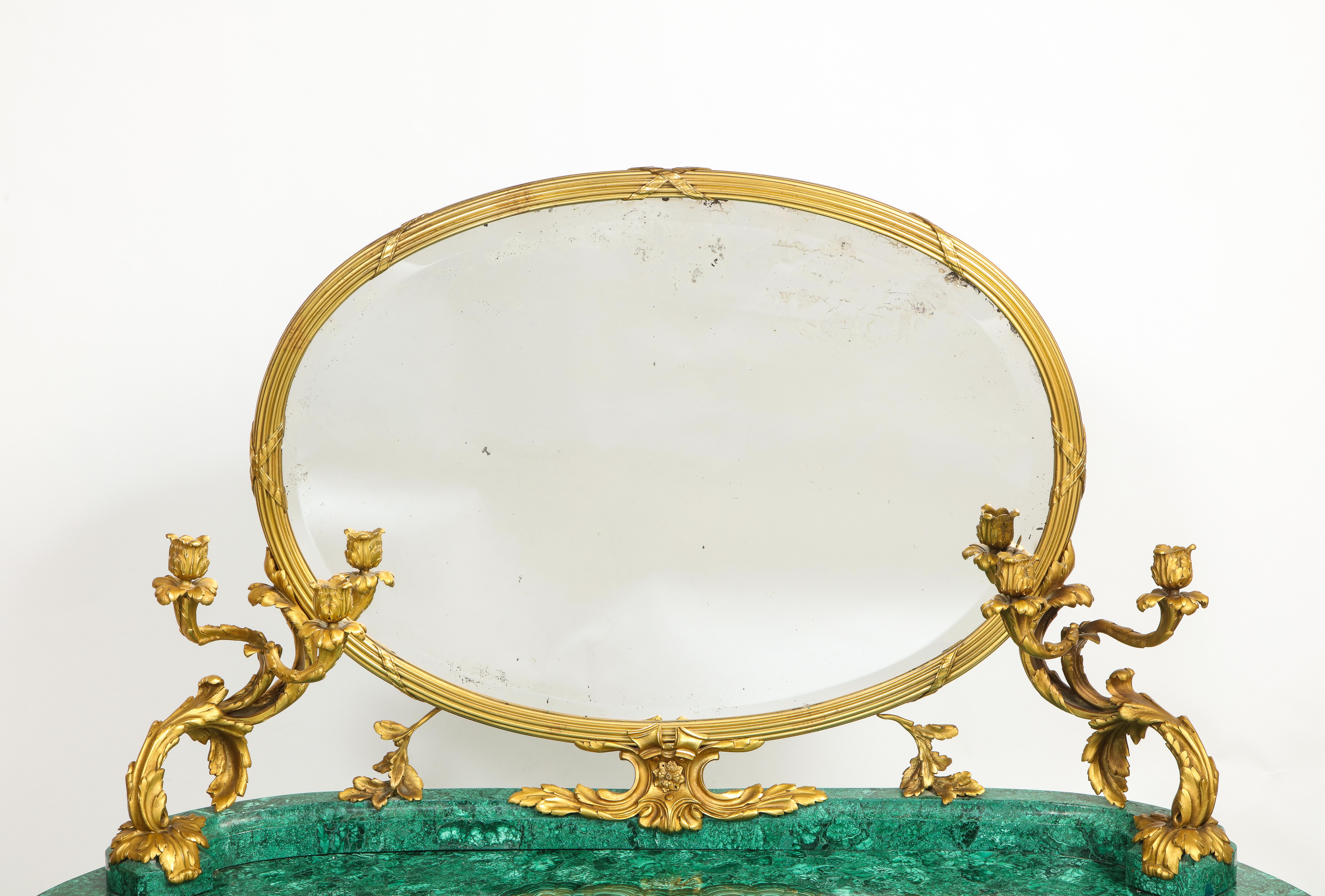 Sculpté à la main Commode française du 19ème siècle de style Louis XVI en bronze doré avec miroir en malachite en vente