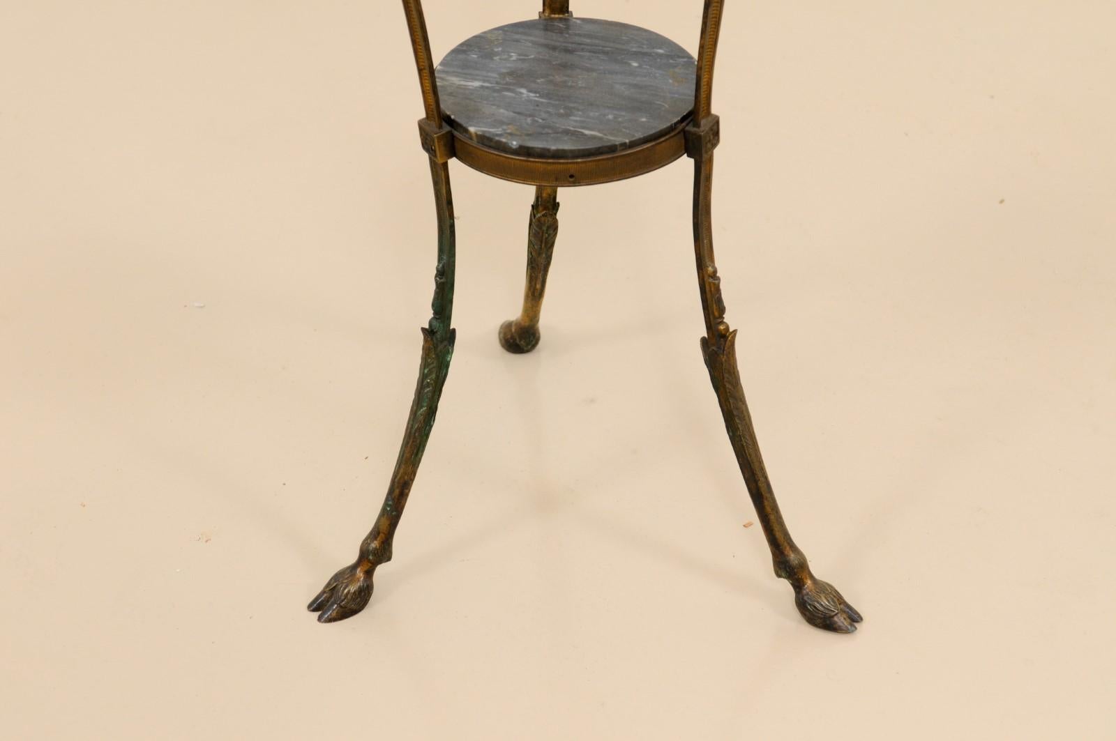 Francese Gueridon francese in stile Luigi XVI del XIX secolo in bronzo dorato e marmo grigio in vendita
