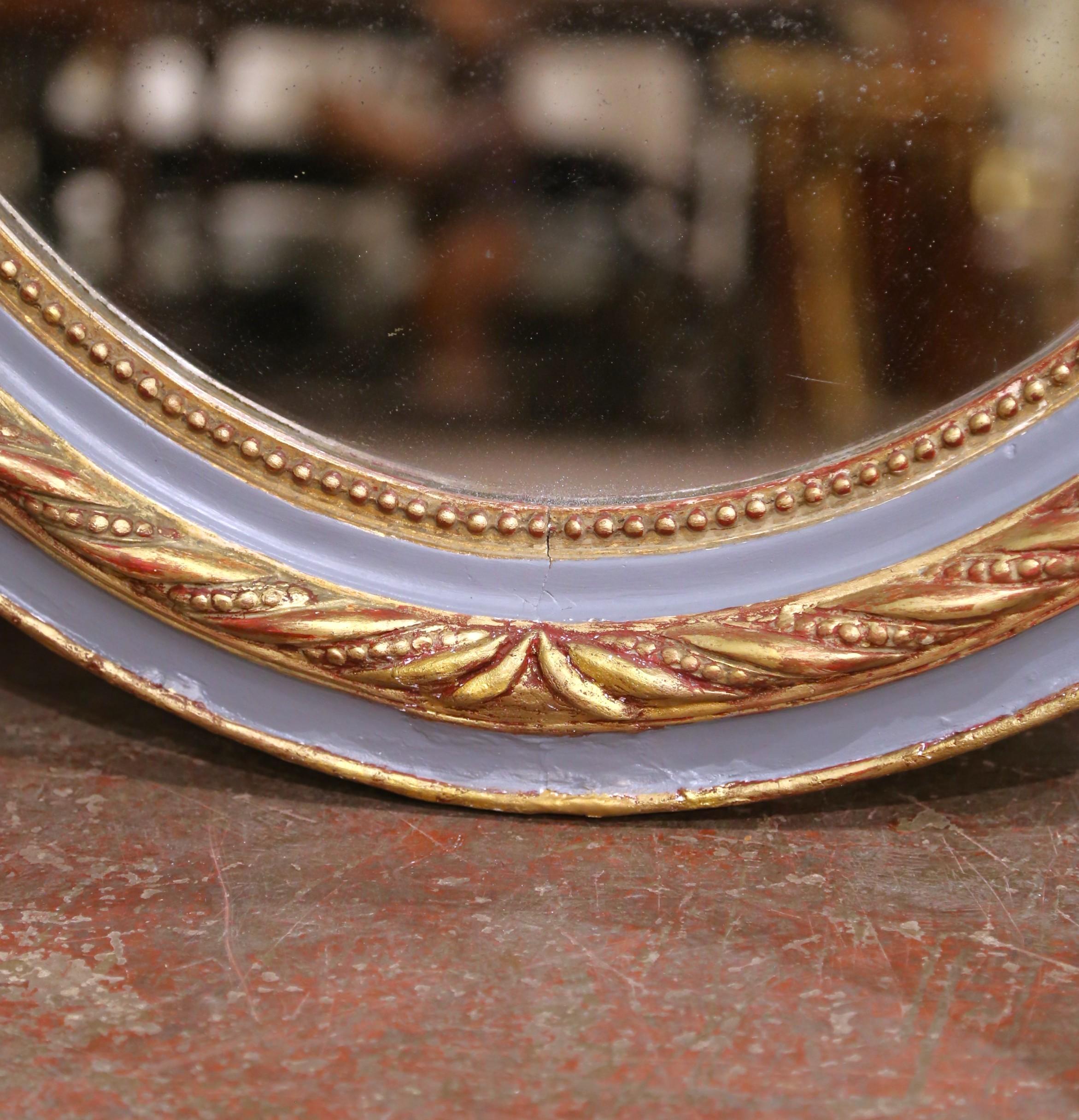 Espejo de pared ovalado dorado y pintado Luis XVI francés del s. XIX con querubines en Excelente estado para la venta en Dallas, TX