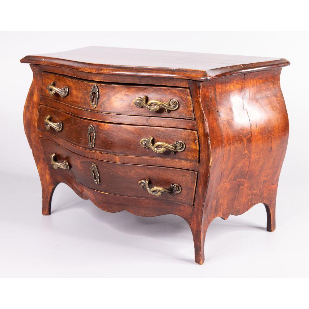 A gorgeous antique French miniature mahogany salesman sample tabletop chest of drawers, circa 1880. Antique salesman samples were used in the 19th century by traveling salesmen to show a small scale representation of the furniture they were selling.