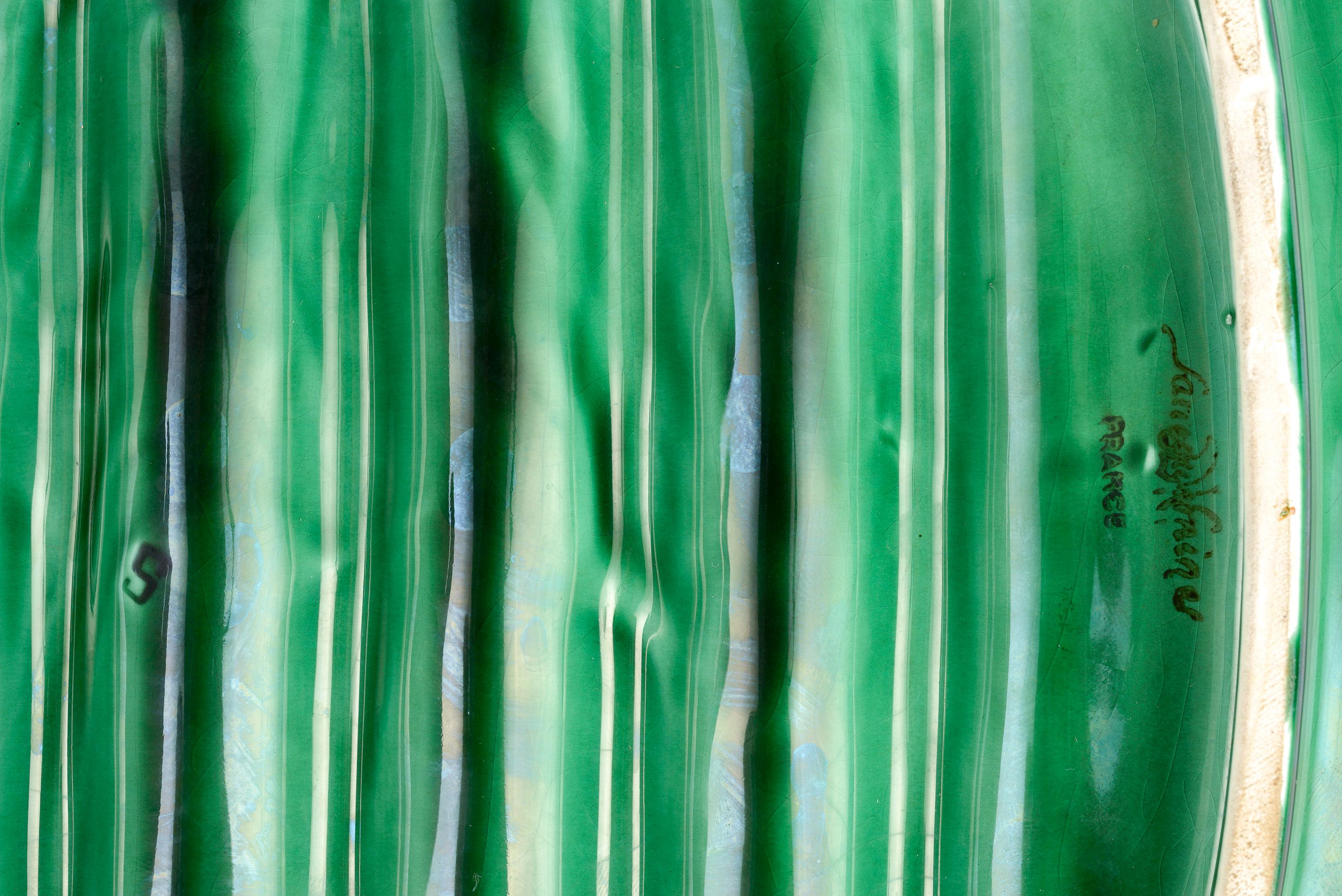 Plat à asperges Sarreguemines vert vif avec bordure en vannerie. La marque du fabricant date la pièce de 1875-1900.