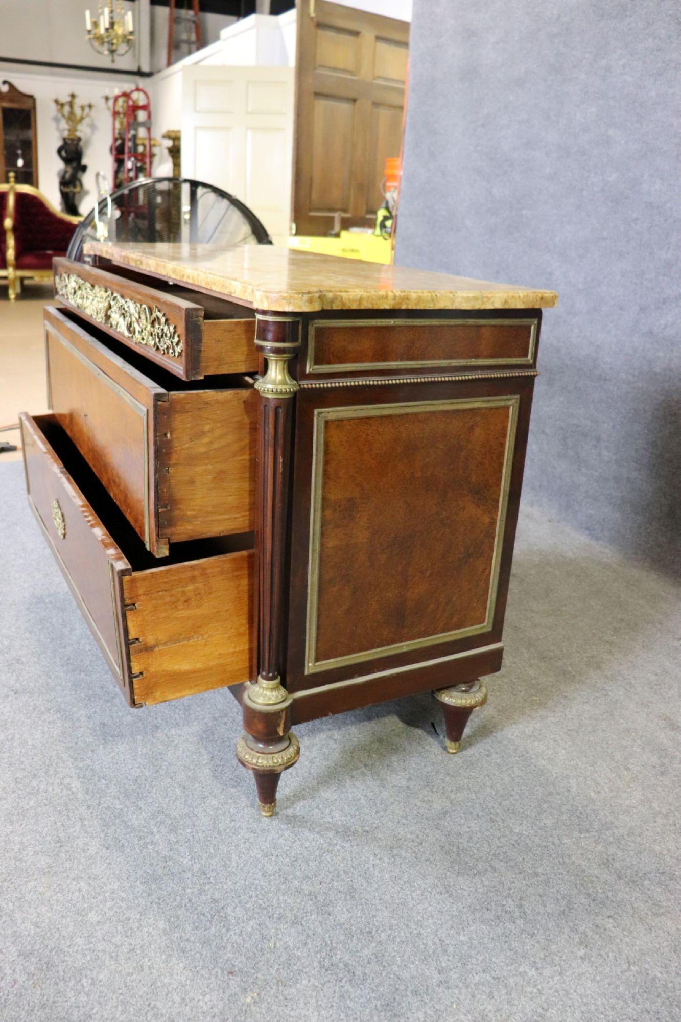 Commodo francese del XIX secolo in stile Lois XVI attribuito a Paul Sormani. Piano in marmo, intarsiato con montature in bronzo e 3 cassetti a coda di rondine. 

Dimensioni: 35 1/2