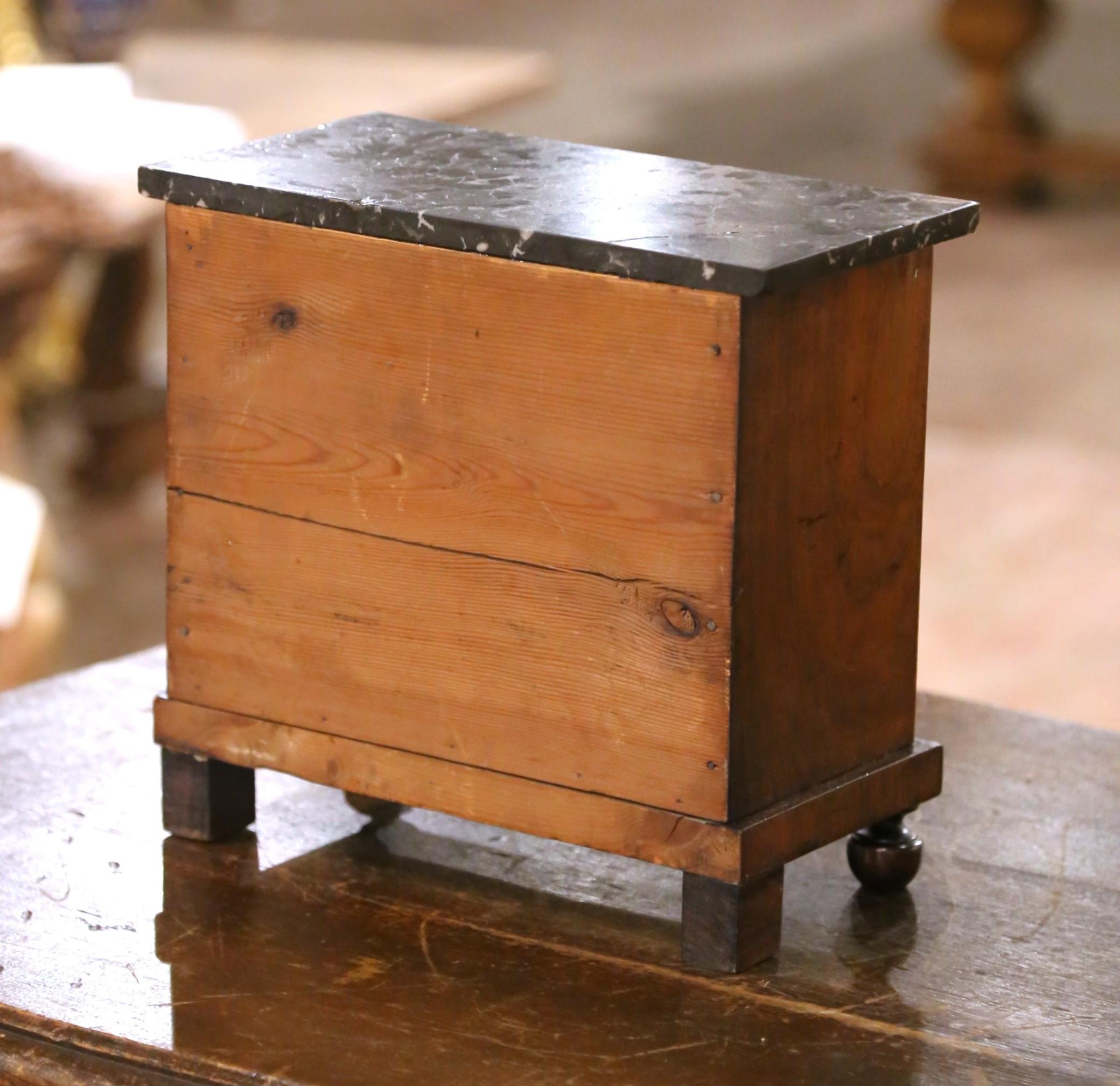 Französische Miniatur-Marmorkommode des 19. Jahrhunderts mit drei Schubladen und Ormulu-Beschlägen im Angebot 5