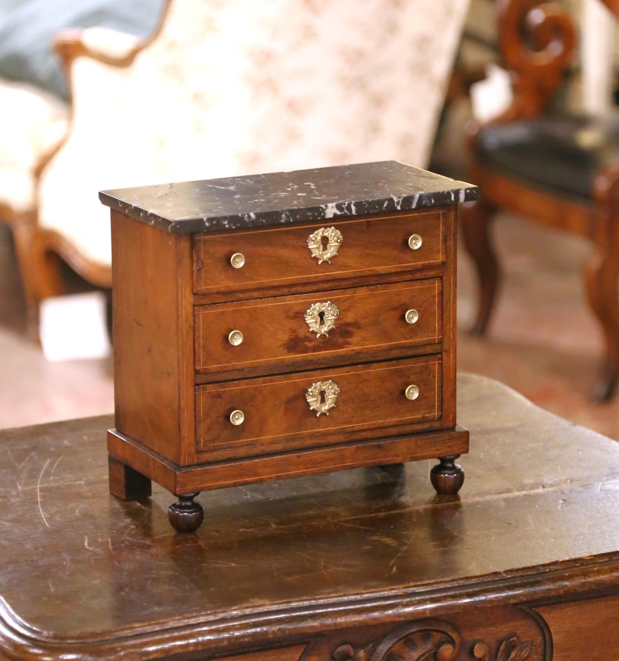 Diese französische Miniaturkommode aus dem 19. Jahrhundert, die sich durch ihre reizvolle Größe und feine Konstruktion auszeichnet, bildet die Proportionen und die Eleganz einer Kommode im Stil Louis XV in charmanter Miniaturform nach. Das aus