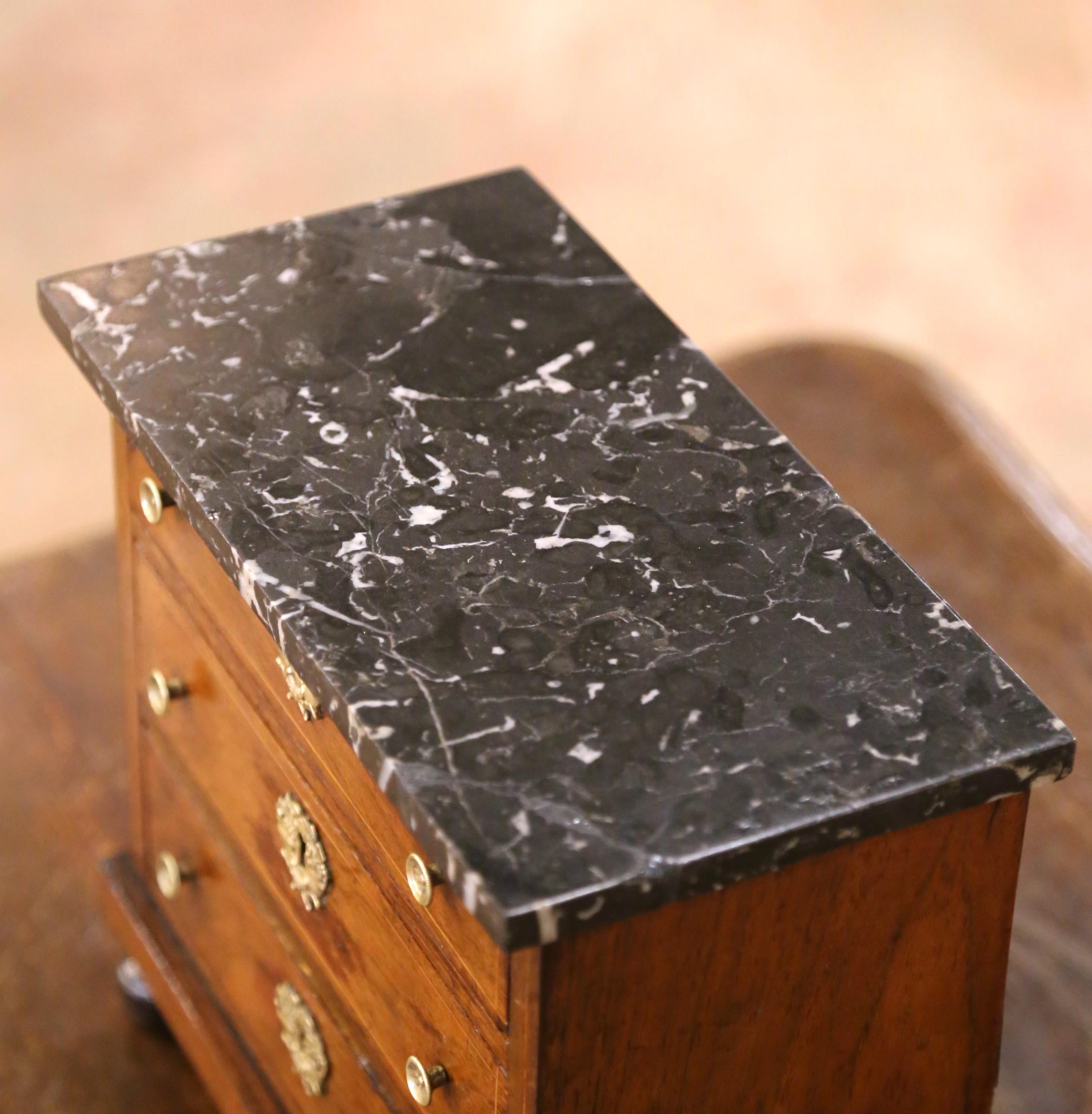 Französische Miniatur-Marmorkommode des 19. Jahrhunderts mit drei Schubladen und Ormulu-Beschlägen (Louis Philippe) im Angebot