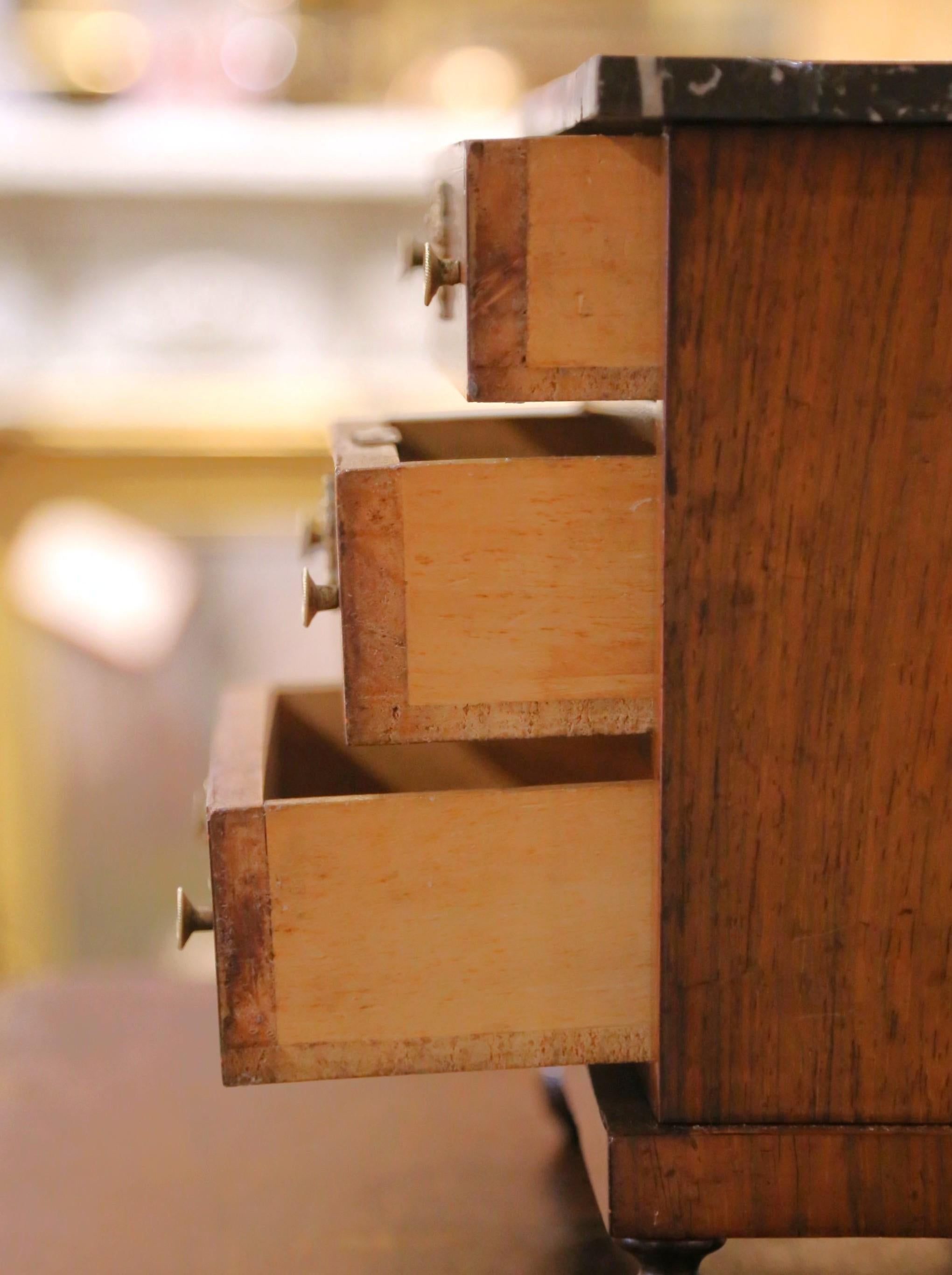 Französische Miniatur-Marmorkommode des 19. Jahrhunderts mit drei Schubladen und Ormulu-Beschlägen im Angebot 4