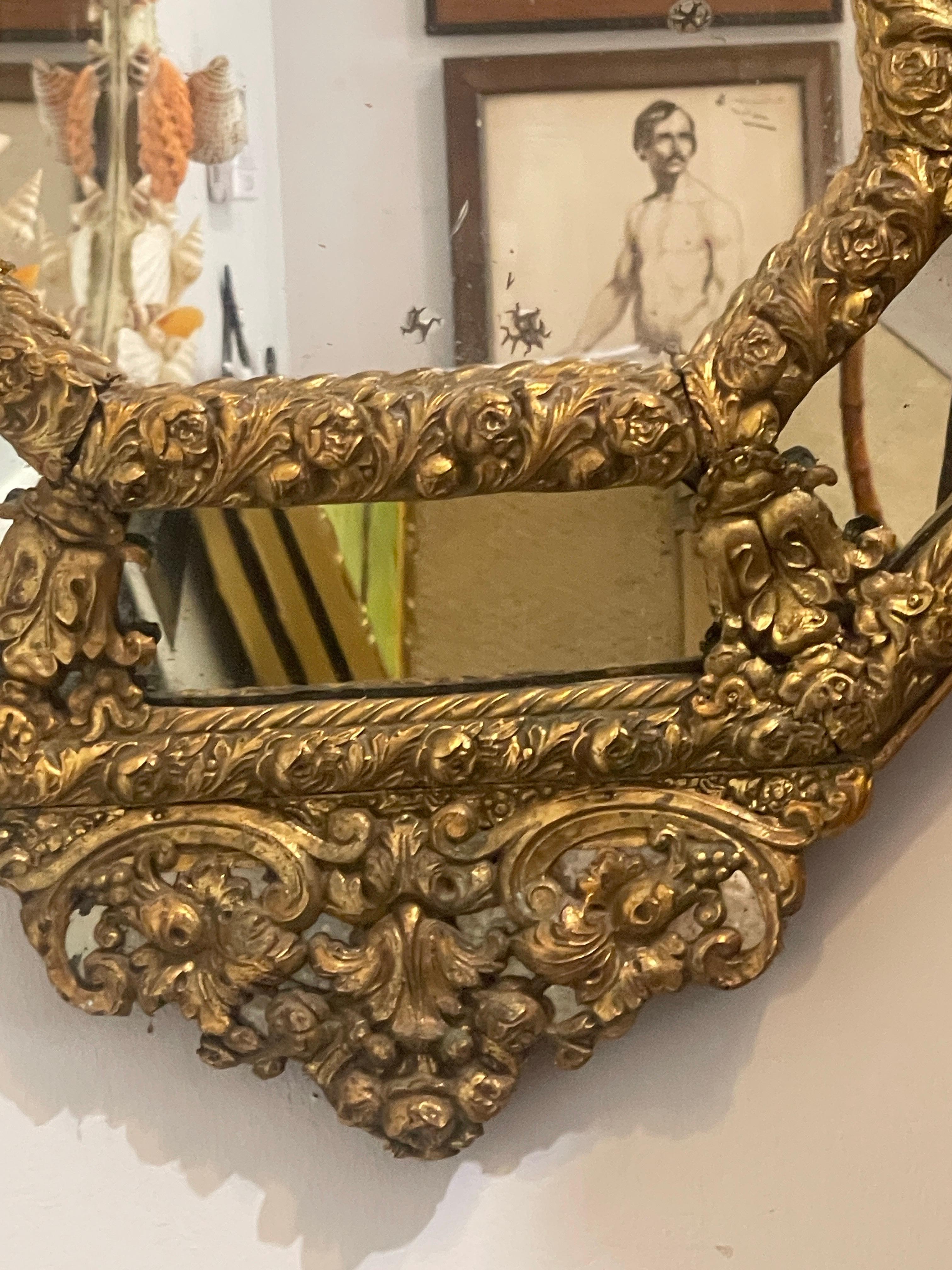 Specchio francese Napoleone III Octogonal Repoussé in ottone del 19° C. in vendita 4
