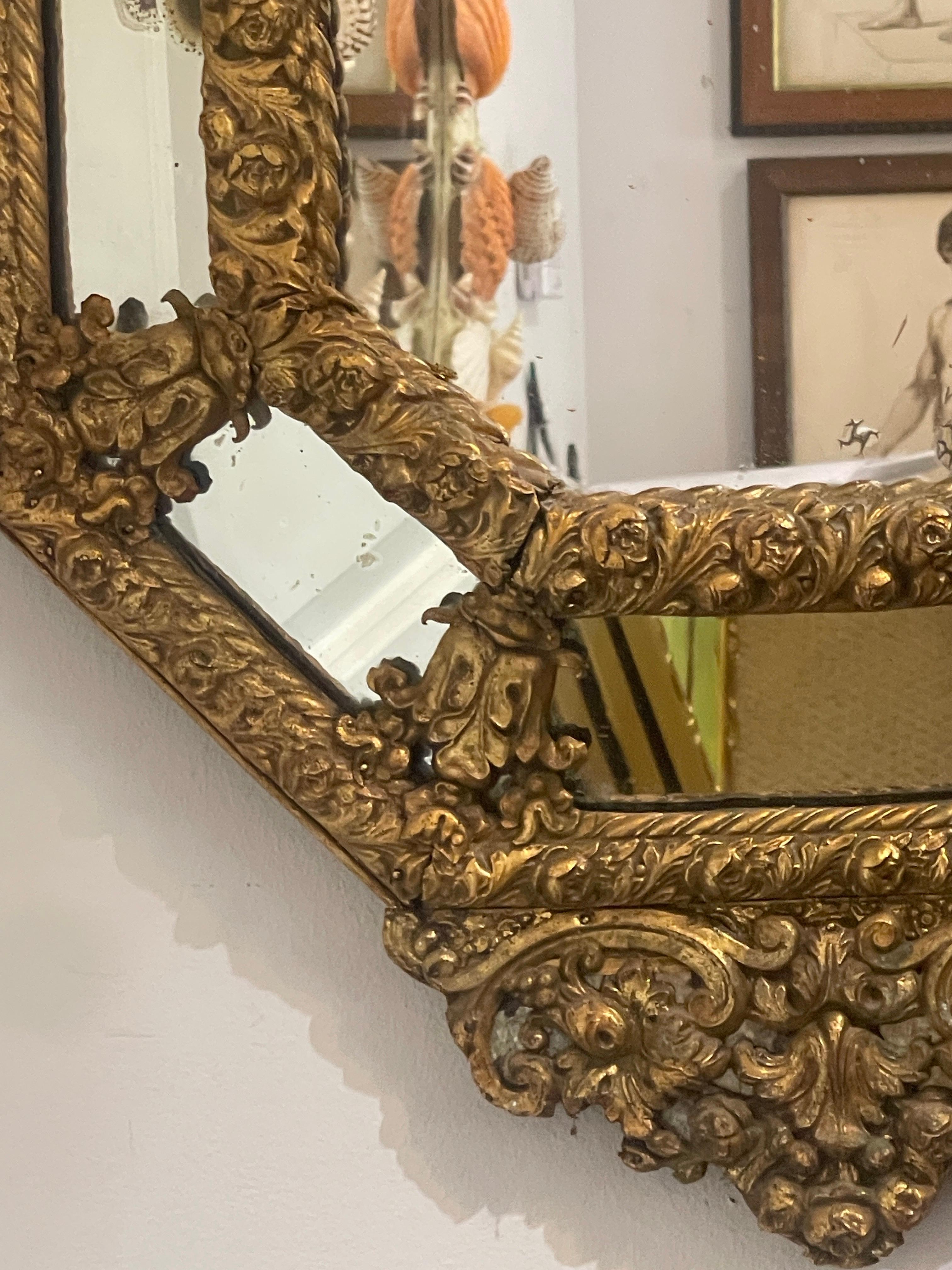 Specchio francese Napoleone III Octogonal Repoussé in ottone del 19° C. in vendita 5