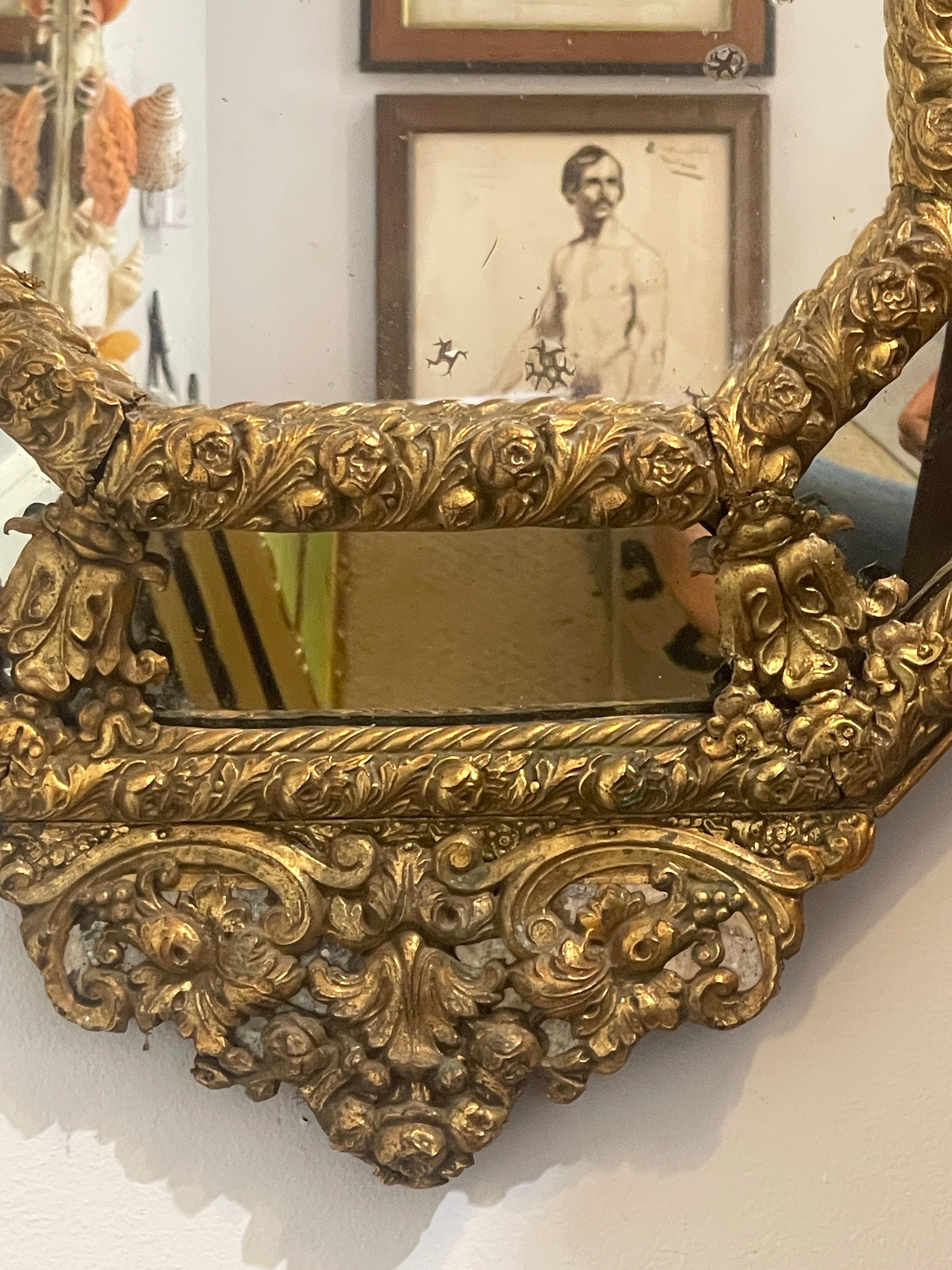 Specchio francese Napoleone III Octogonal Repoussé in ottone del 19° C. in vendita 6